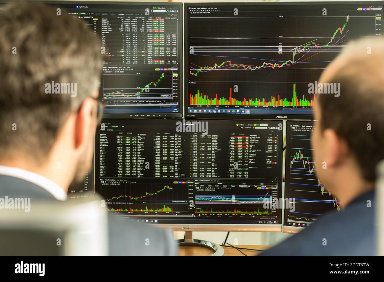 Courtiers en bourse à un écran d'ordinateur, le commerce en ligne. Banque D'Images