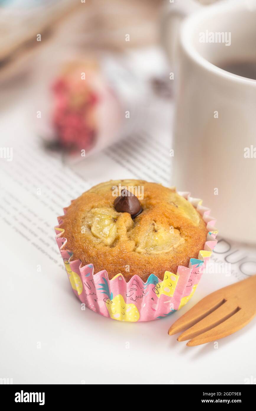 Muffin à la banane maison frais décoré de copeaux de chocolat sur la table Banque D'Images
