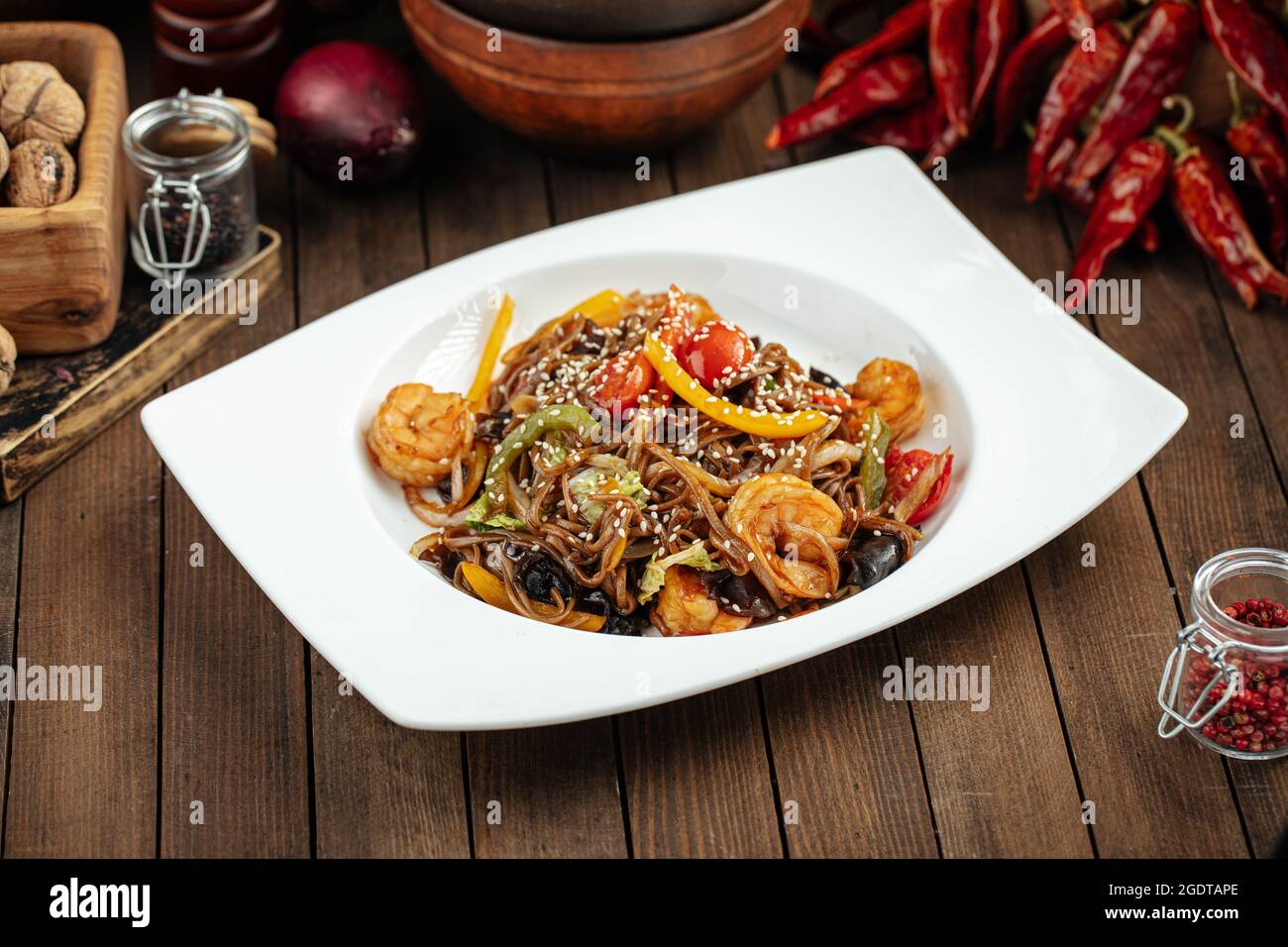 Nouilles soba thaï wok aux crevettes et légumes Banque D'Images