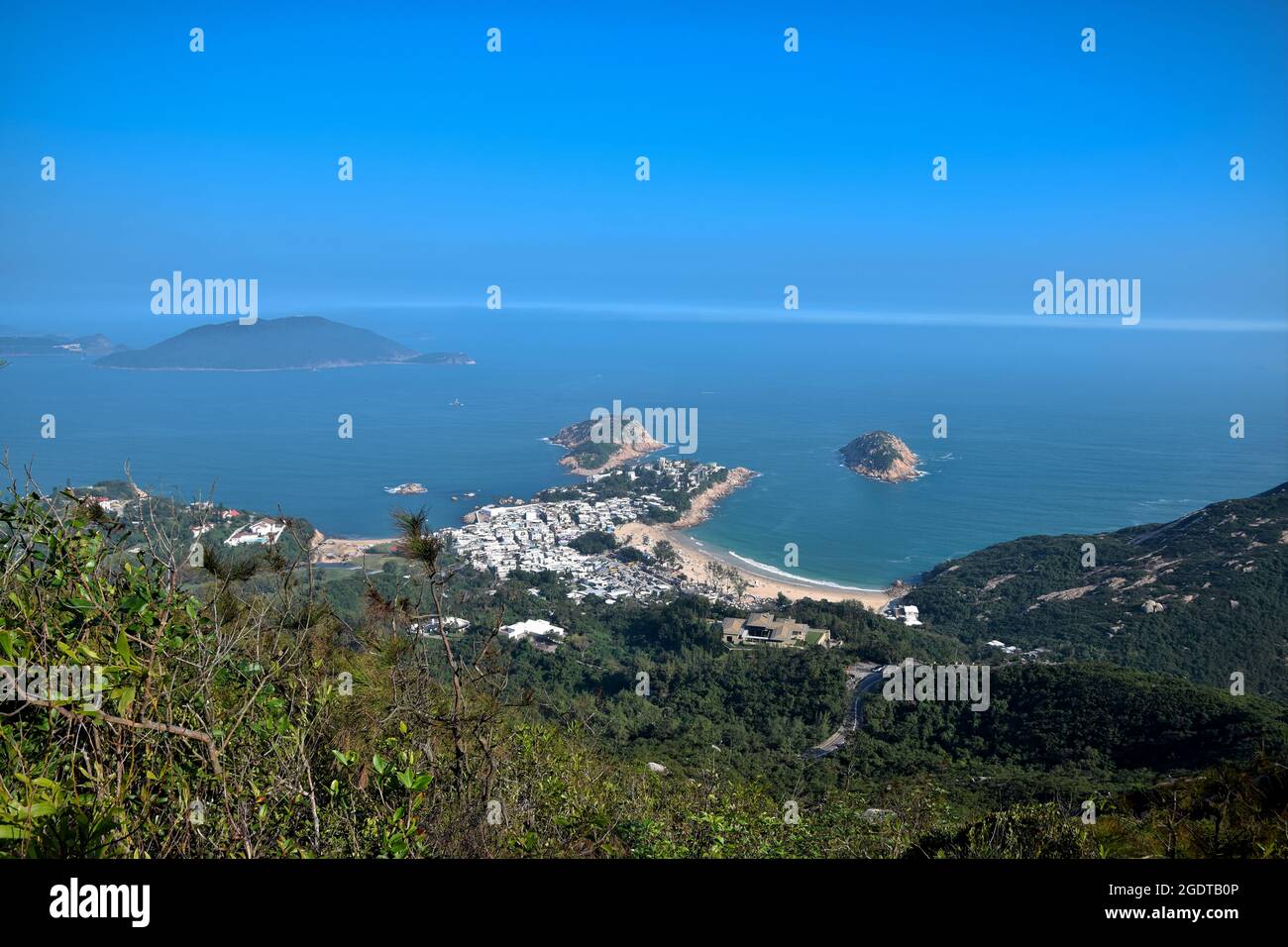 Vue sur l'océan depuis la piste de montagne Dragon´s Back, Hong Kong, Chine Banque D'Images