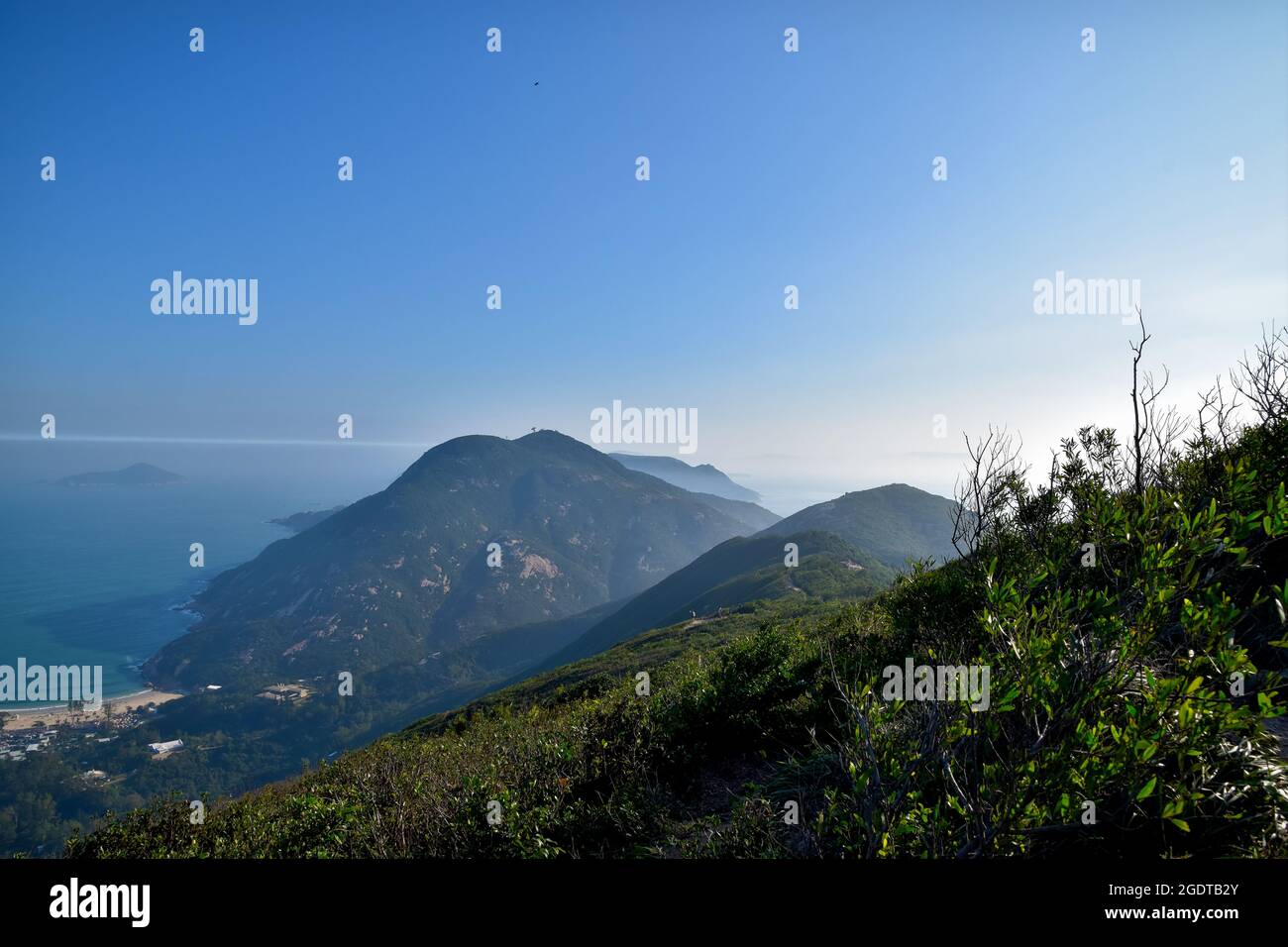 Vue sur l'océan depuis la piste de montagne Dragon´s Back, Hong Kong, Chine Banque D'Images