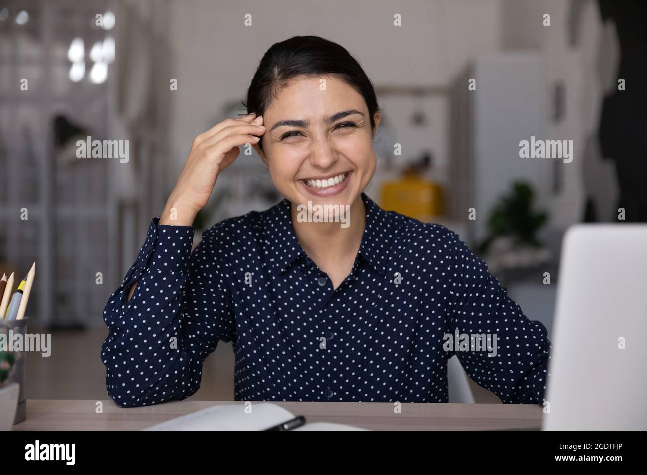 Portrait d'une femme indienne souriante travaillant sur un ordinateur portable Banque D'Images
