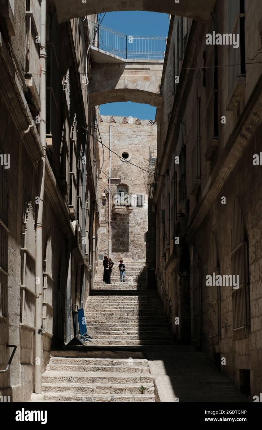 Une femme palestinienne avec ses enfants descendant les escaliers de l'Ascent de Nun ( arabe : Aqabat el-Rahbat ) dans le quartier musulman de la vieille ville de Jérusalem-est Israël Banque D'Images