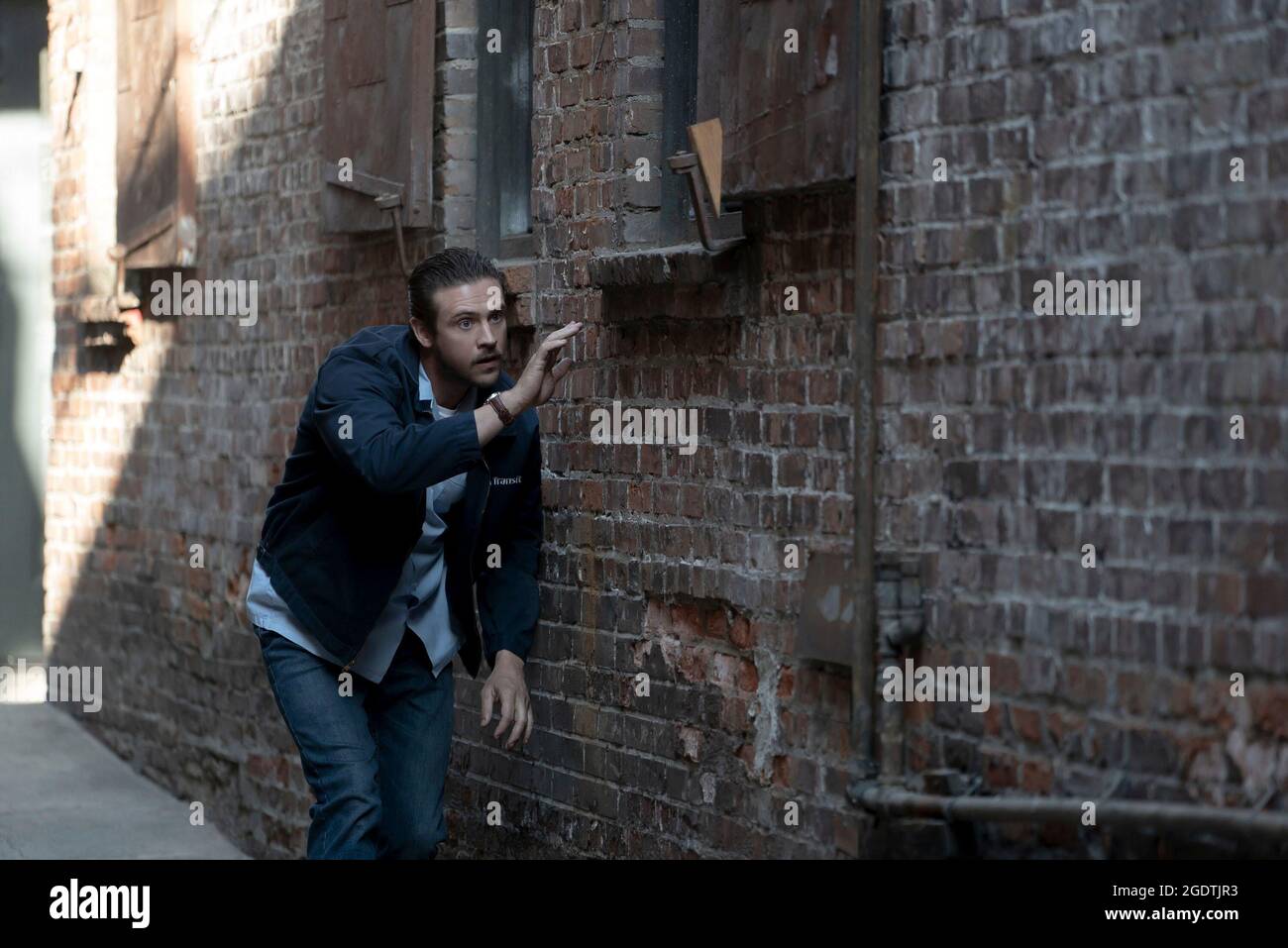 BOYD HOLBROOK DANS LE FUGITIF (2020). Banque D'Images