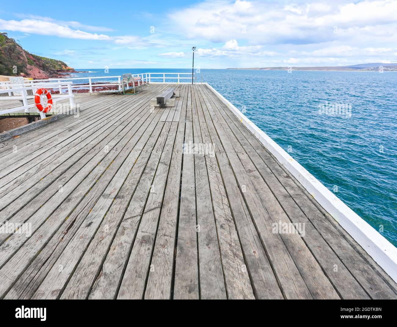 Le quai de Tathra a été construit à l'origine en 1860 pour permettre le transport de marchandises à destination et en provenance de la région. C'est maintenant une attraction touristique et de pêche populaire. Banque D'Images