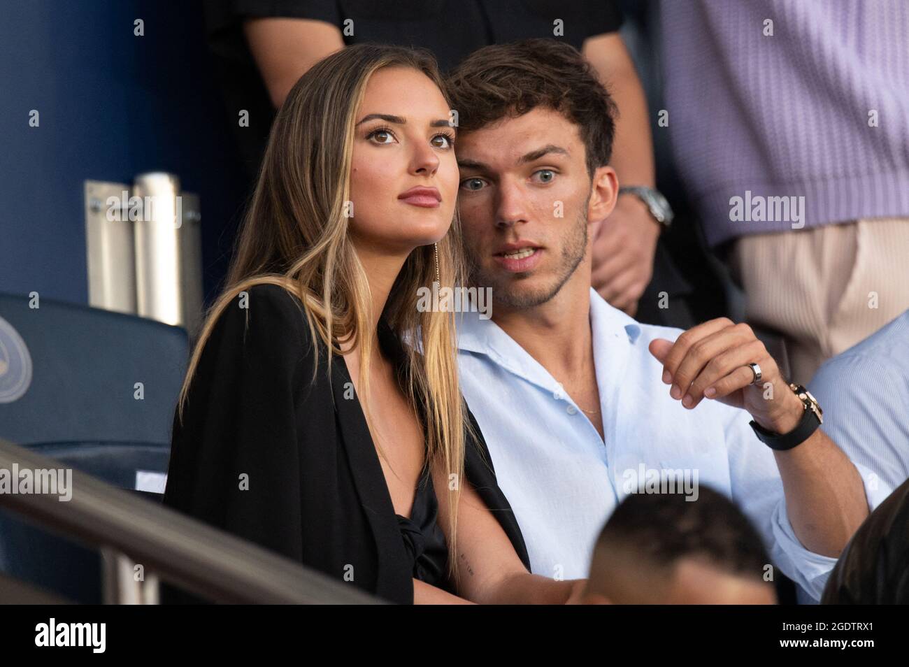 Pierre Gasly, pilote français de F1, et sa copine assistent au match de