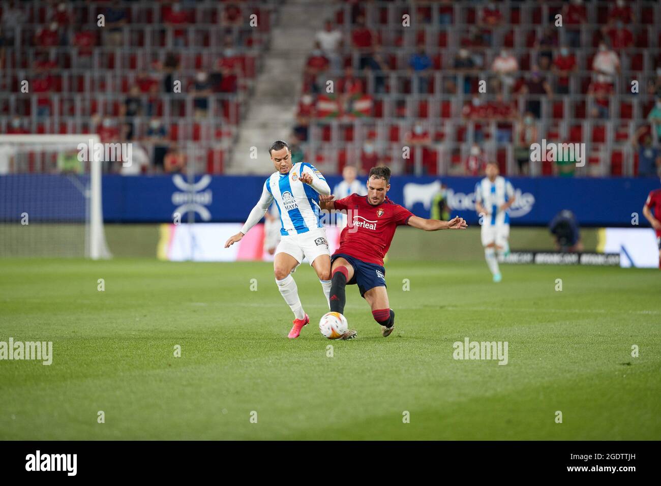 Pampelune, Espagne. 12 août 2021. Raúl de Tomás (en avant; RCD Espanol) et Unai Garcia (défenseur; CA Osasuna) en action pendant le football espagnol de la Liga Santander, match entre CA Osasuna et RCD Español au stade de Sadar.(score final; CA Osasuna 0:0 RCD Español) Credit: SOPA Images Limited/Alay Live News Banque D'Images