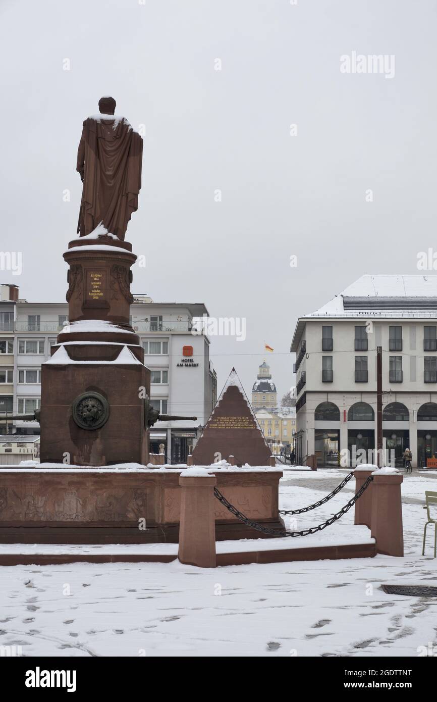 Allemagne, Karlsruhe: Place du marché en hiver, avec château en arrière-plan Banque D'Images