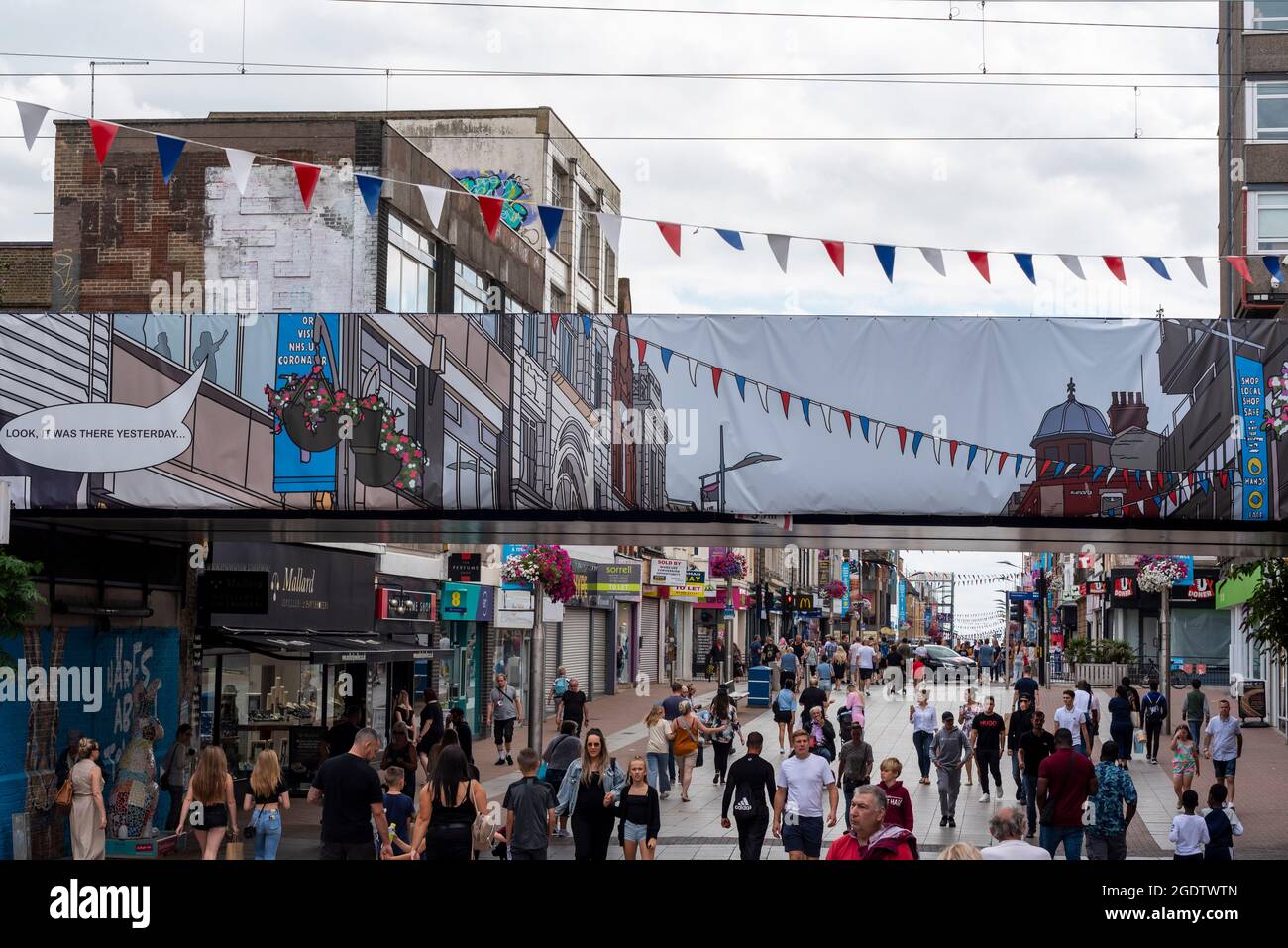 Œuvres d'art temporaires sur le pont ferroviaire au-dessus de High Street, Southend on Sea. Par Janette Parris, intitulée UNE vue sans le pont, conçu le rendre invisible Banque D'Images