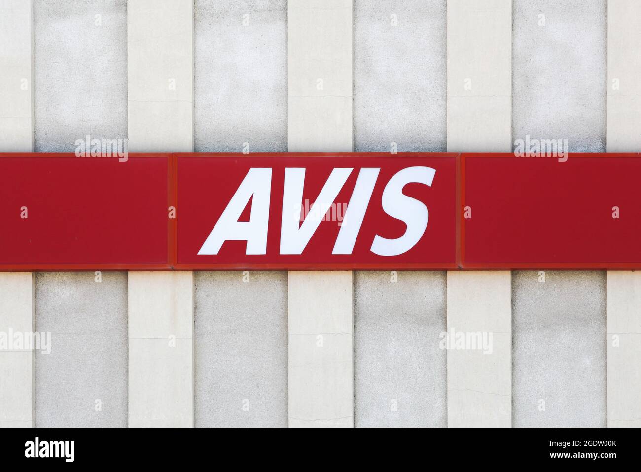Roanne, France - 31 mai 2020 : logo Avis sur un mur. Avis est une société américaine de location de voitures dont le siège social est situé dans le New Jersey, aux États-Unis Banque D'Images