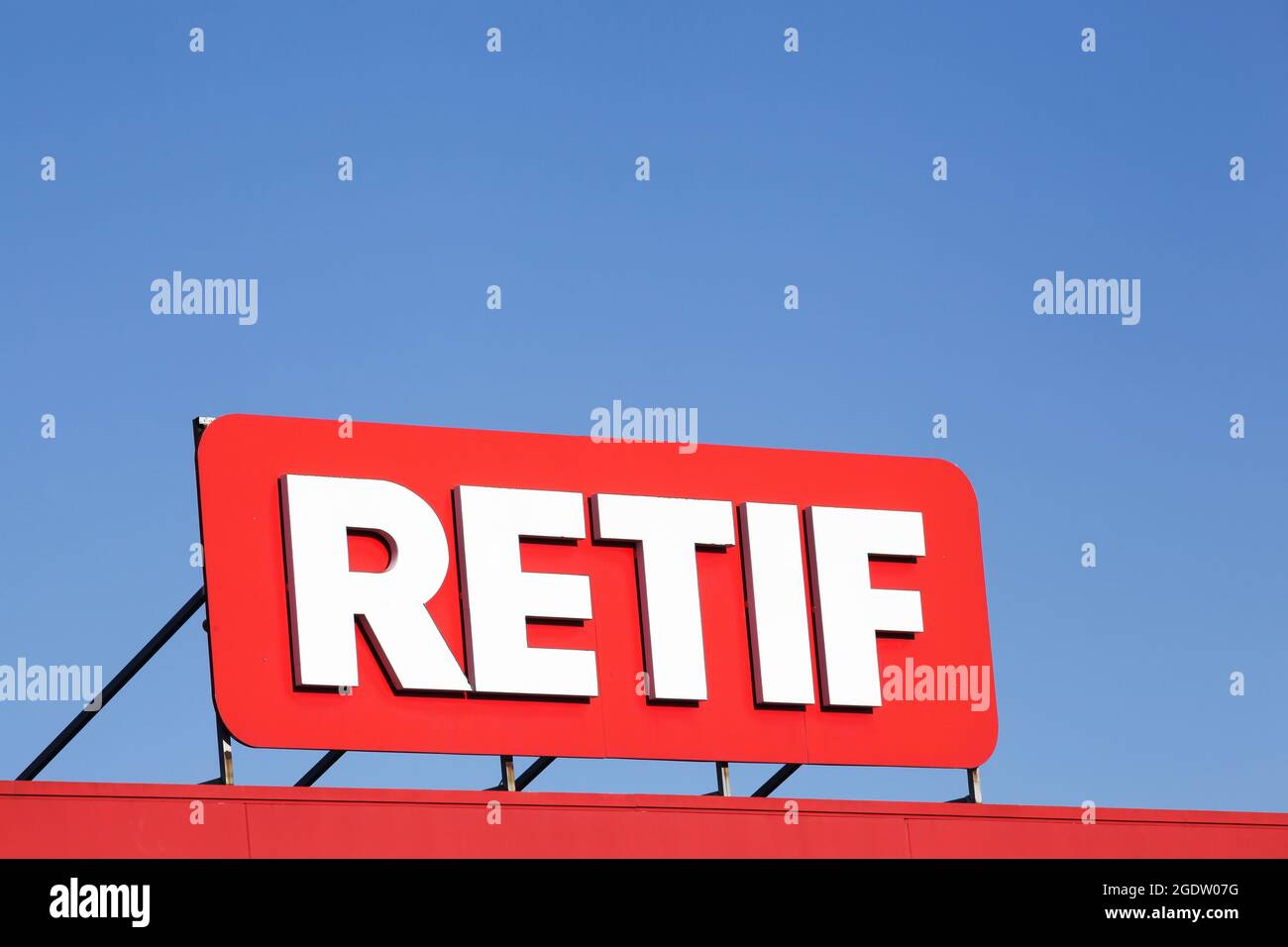 Dardilly, France - 13 juin 2021 : le groupe RETIF est le leader dans la distribution d'équipements, de consommables et d'accessoires pour professionnels Banque D'Images