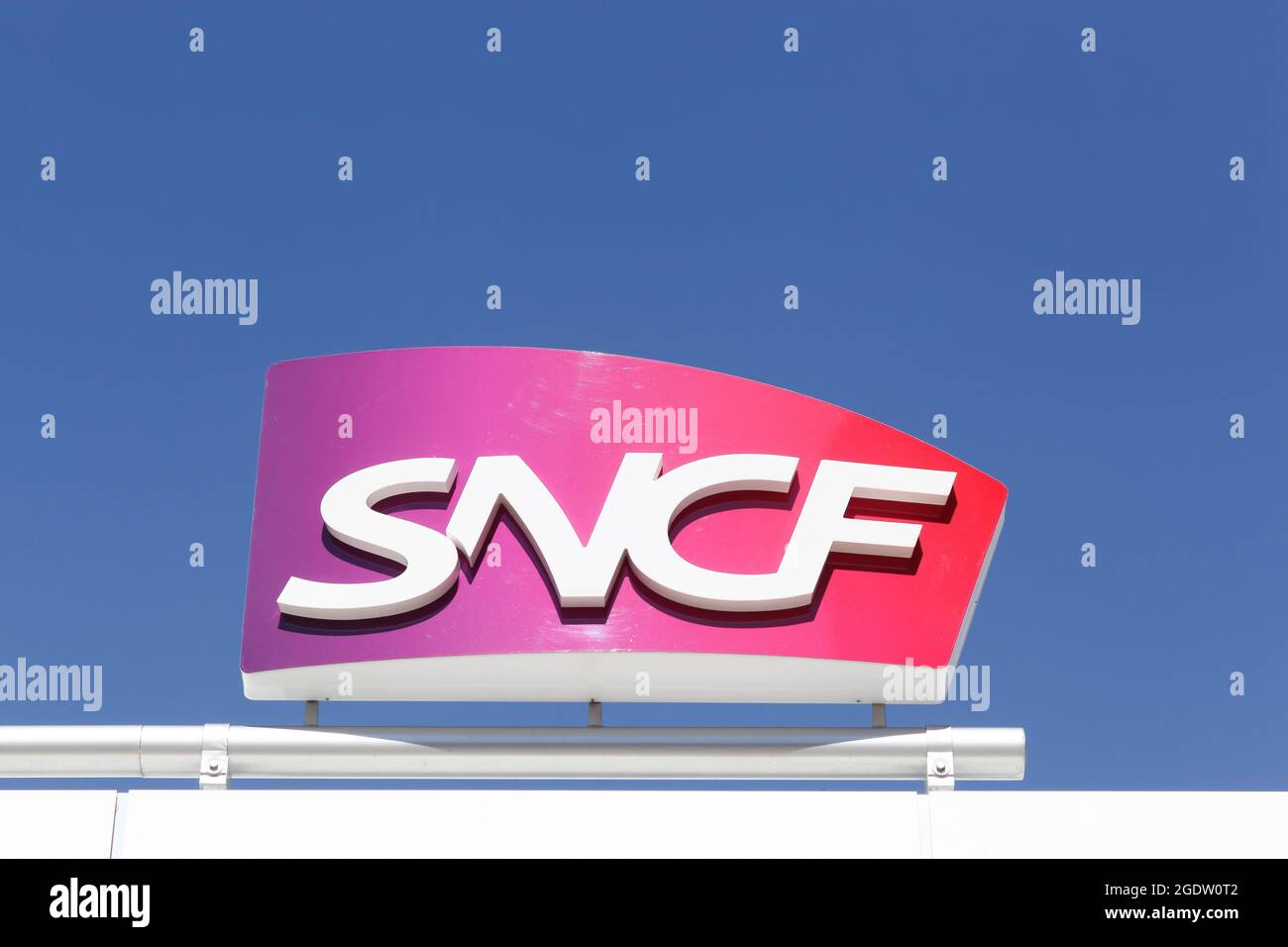 Grenoble, France - 25 juin 2017 : le logo de la SNCF en gare. La SNCF est la société nationale des chemins de fer français en France Banque D'Images