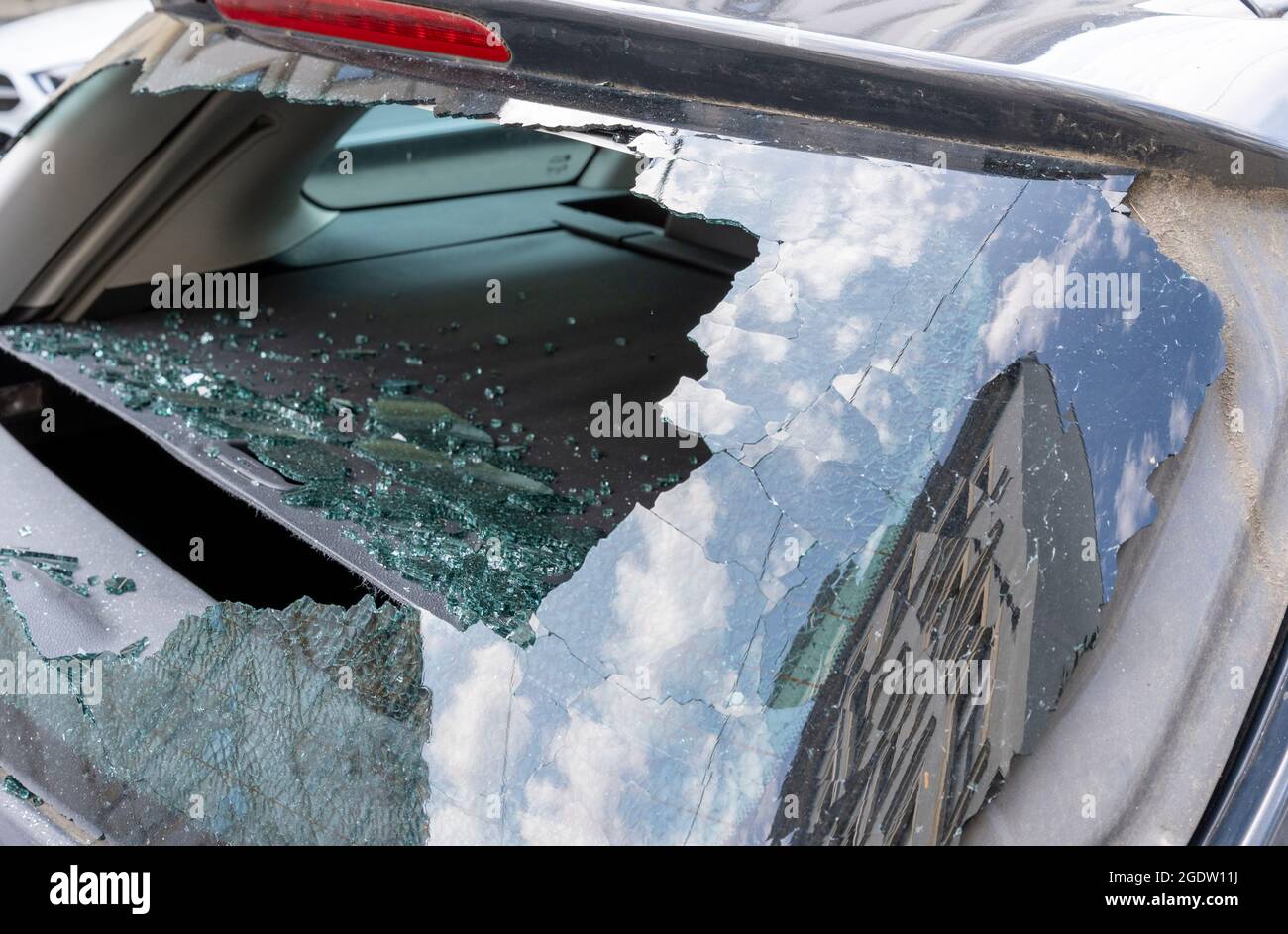 Photo libre de droit de Bâche Verte Couvre Cassé Vitre Arrière De Voiture  banque d'images et plus d'images libres de droit de Bâche - Bâche,  Pare-brise, Accident bénin - iStock