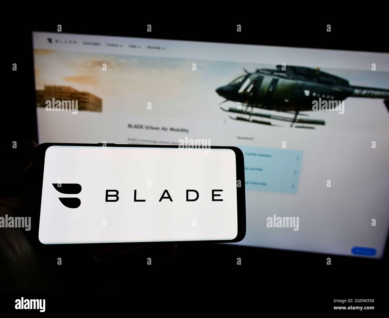 Personne tenant un téléphone portable avec le logo de la société de transport américaine BLADE Urban Air Mobility Inc. À l'écran devant la page Web. Mise au point sur l'affichage du téléphone. Banque D'Images