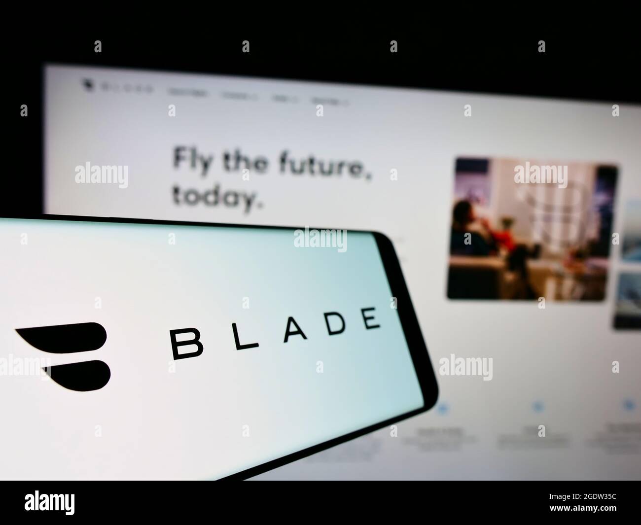 Smartphone avec le logo de la société de transport américaine BLADE Urban Air Mobility Inc. À l'écran devant le site Web. Mise au point au centre-gauche de l'écran du téléphone. Banque D'Images
