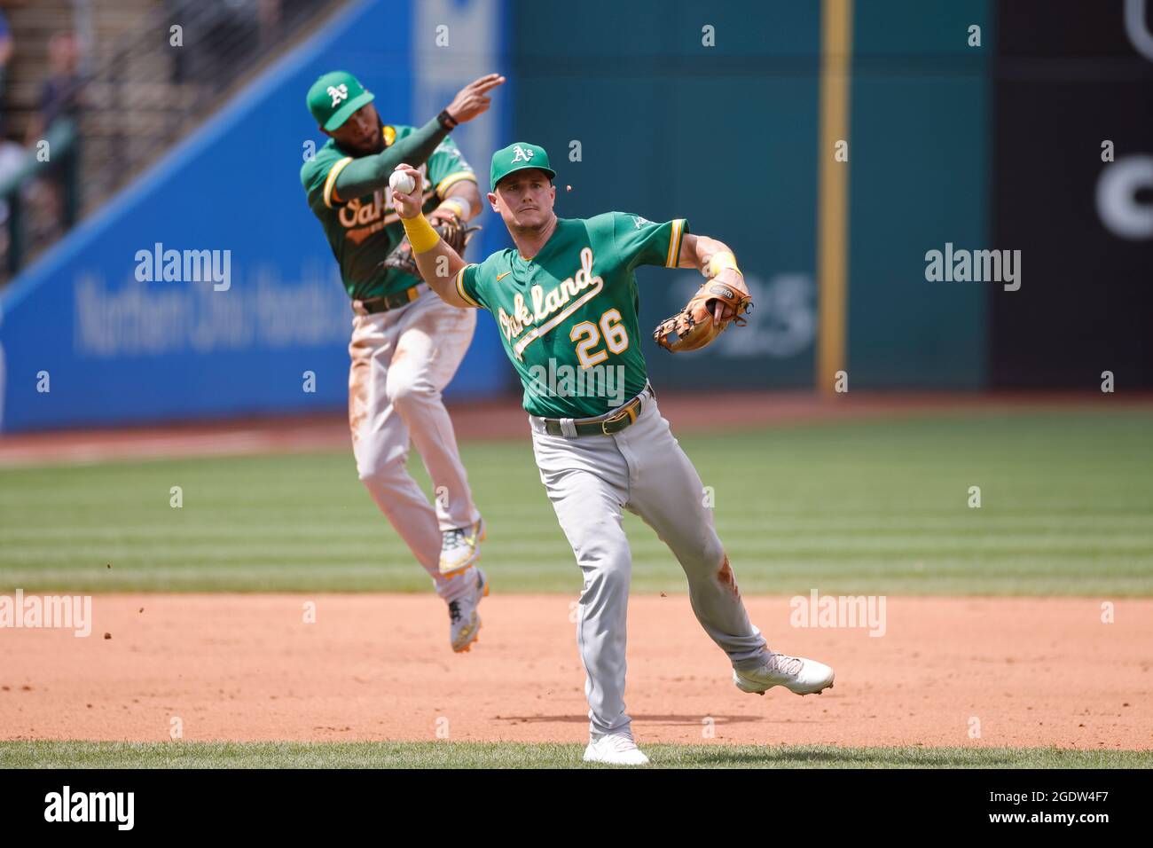 CLEVELAND, OH - 12 AOÛT : Matt Chapman (26) de l'Oakland A lance un coureur après avoir pelé la balle à la troisième base pendant un match contre le Cl Banque D'Images