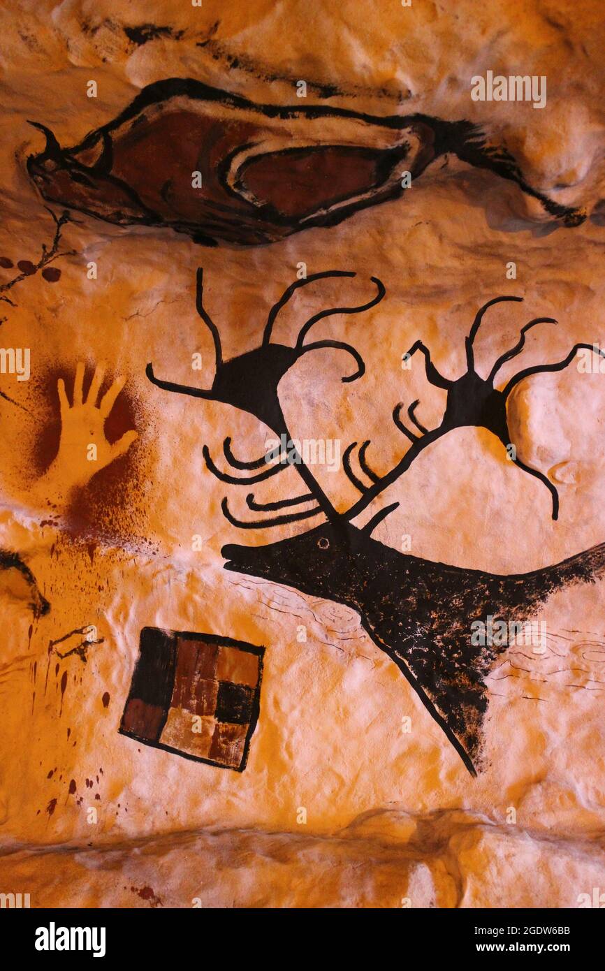 Reconstruction moderne de la grotte préhistorique avec art représentant les animaux et les empreintes à la main Banque D'Images