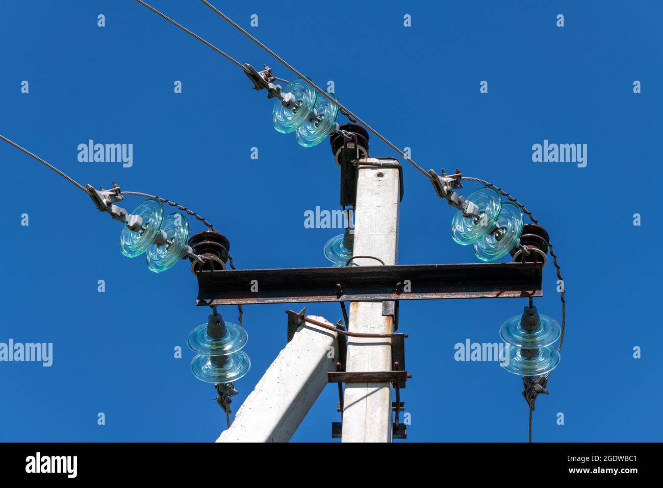 Tours de transmission de puissance en hauteur avec isolateurs de ligne en céramique Banque D'Images