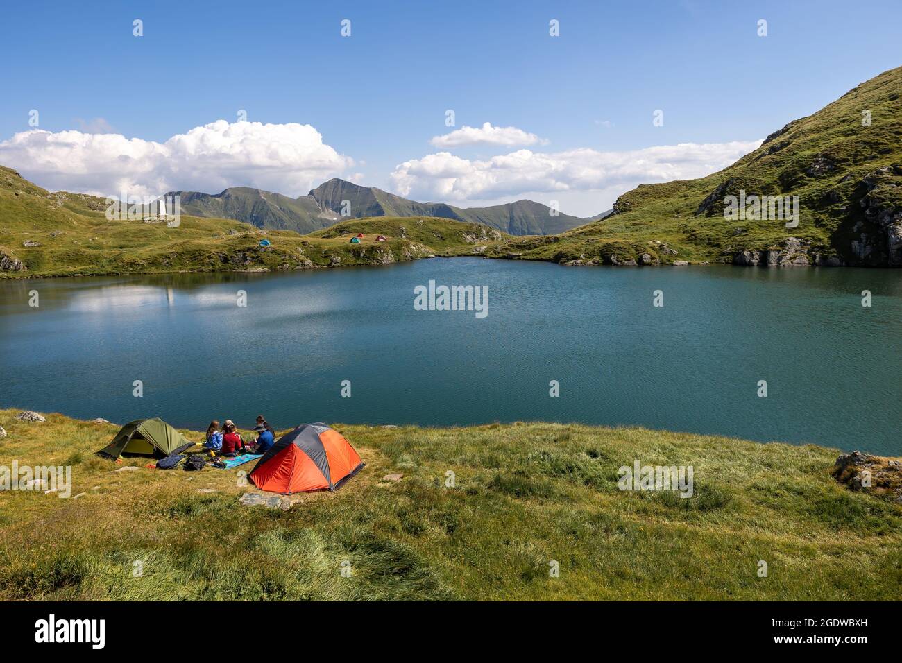 Camping tentes sur le lac de montagne de capra dans les montagnes de fagaras roumanie Banque D'Images