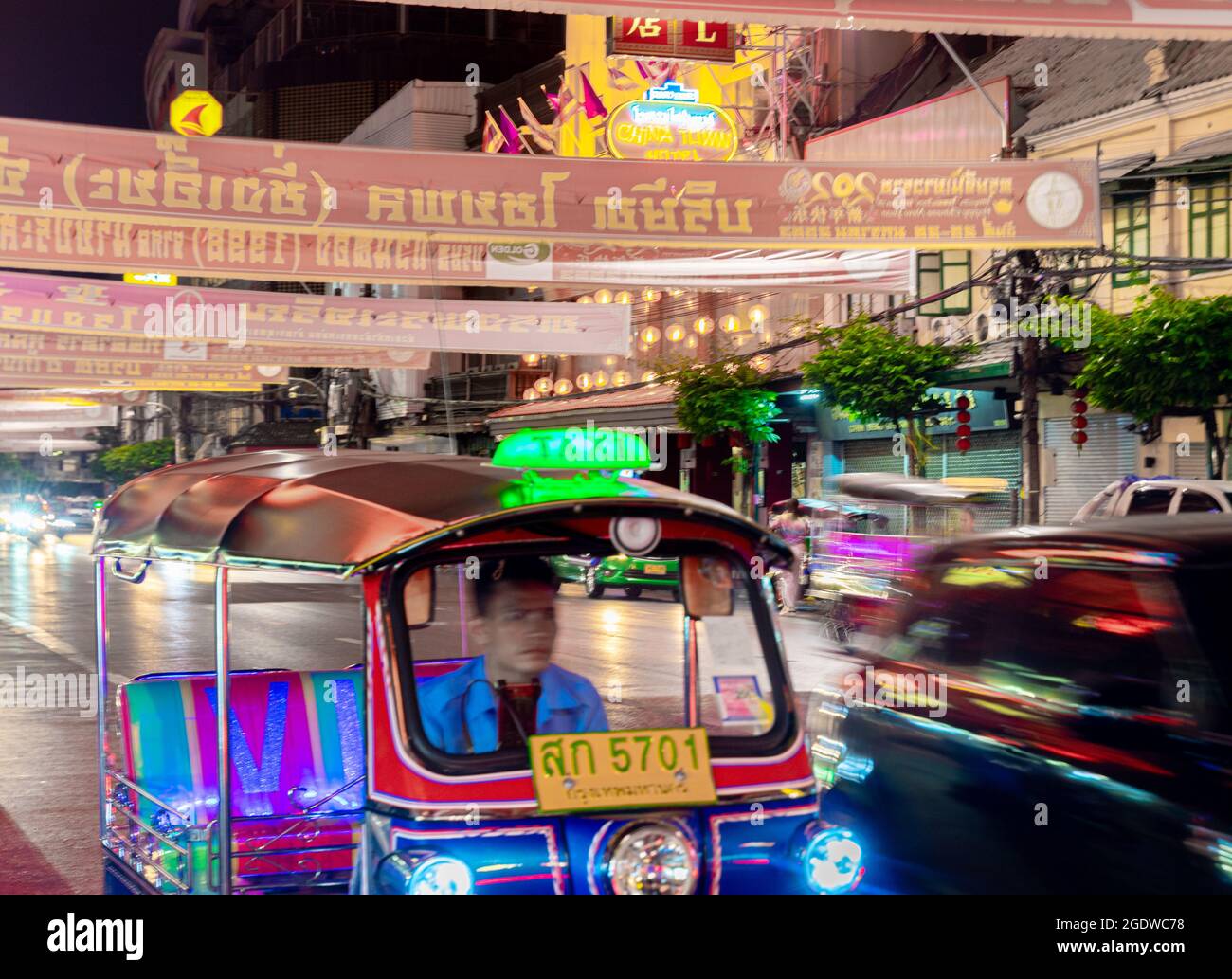 Conducteur à cheval Tuk-tuk sur Yaowarat Rd dans la nuit, Bangkok, Thaïlande Banque D'Images