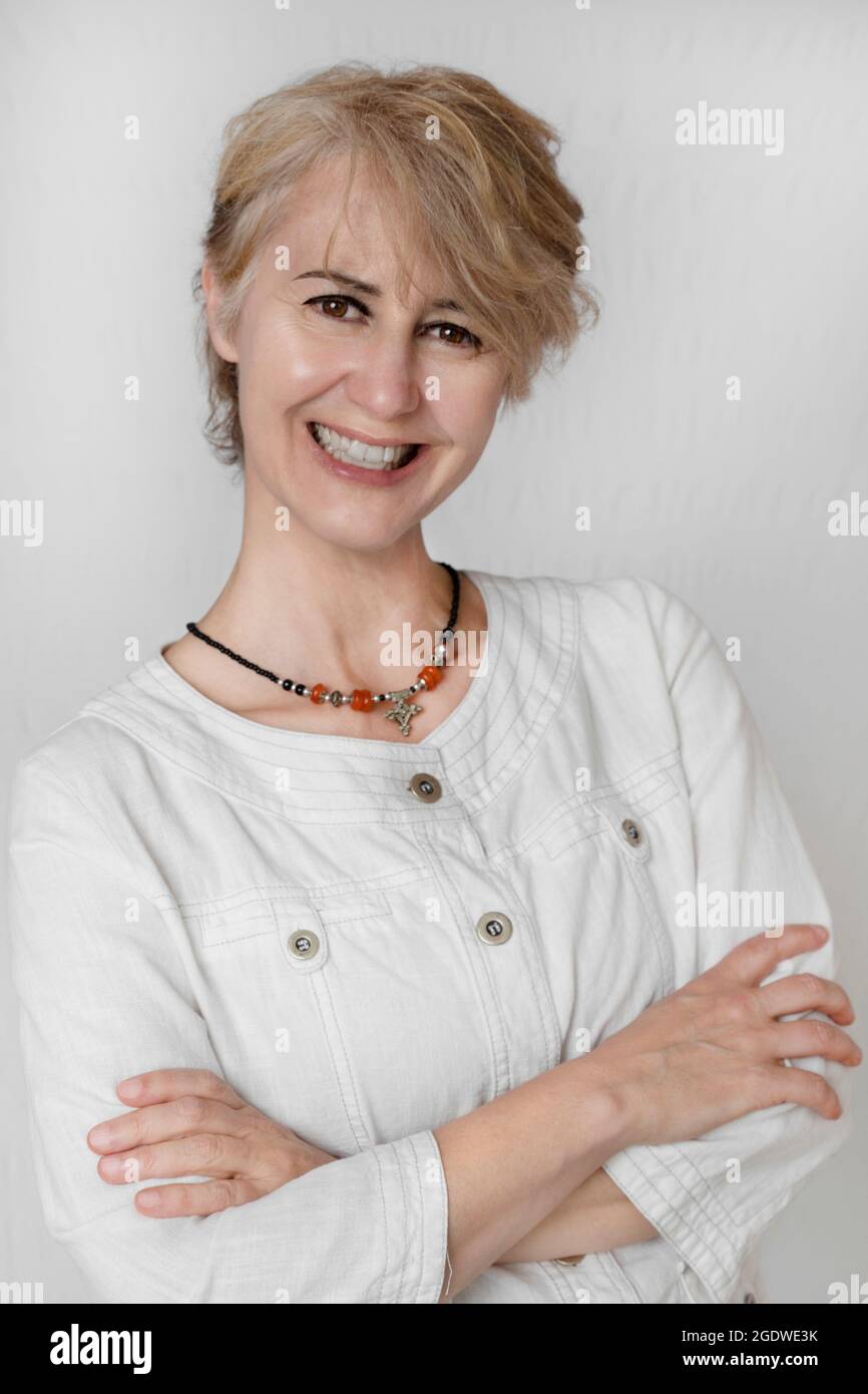 portrait d'une femme souriante de 50 ans en gros plan Banque D'Images