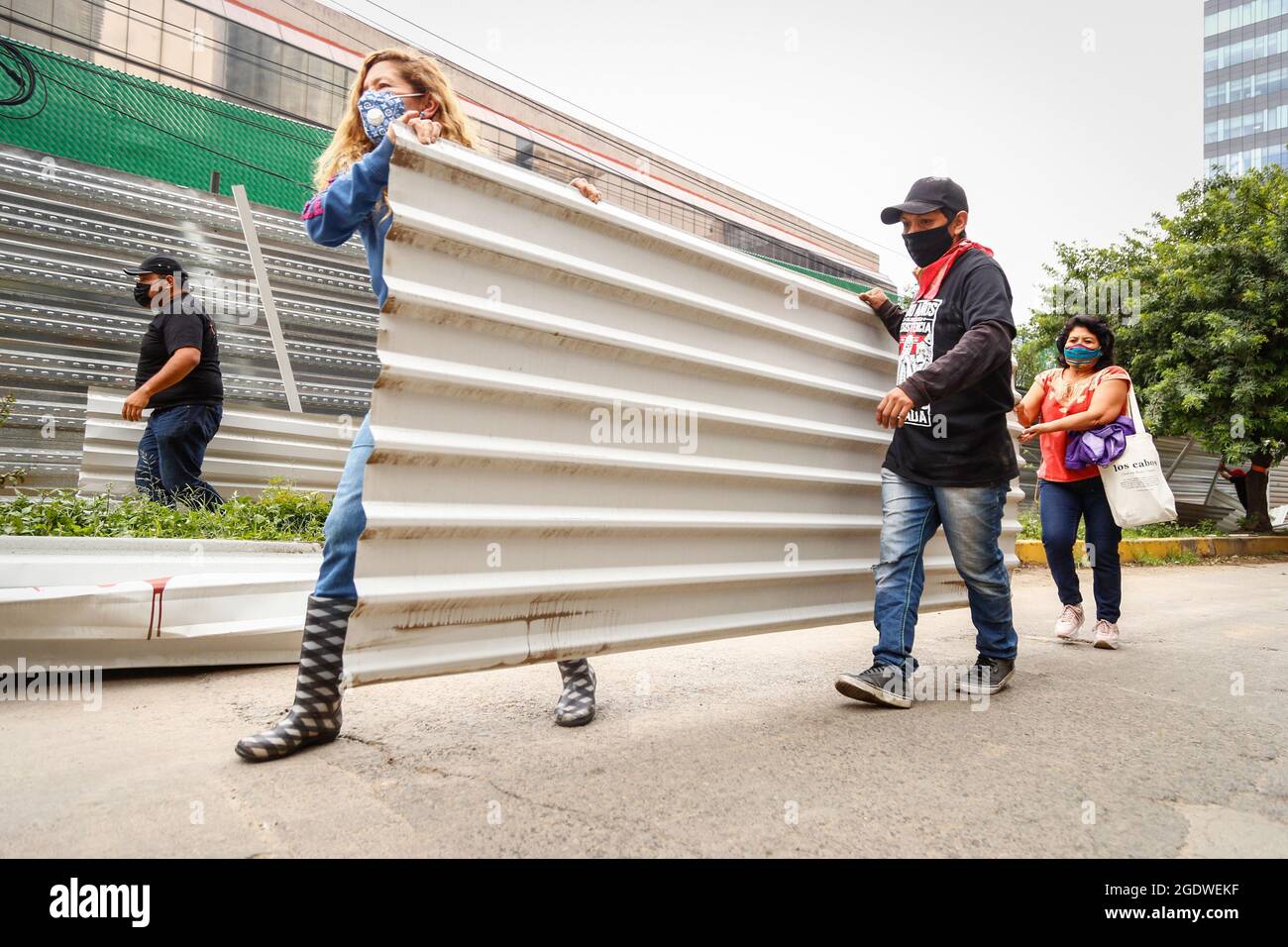 Les résidents ont vu porter un mur tapé pendant la démonstration. Les habitants de la ville autochtone de Xoco, avec l'aide de la communauté Otomi dans Resistance and Rebellion, ont procédé à l'enlèvement des murs tapisseries dans la rue Real de Mayorazgo pour protester contre sa privatisation et l'abus de la compagnie Mitikah contre la communauté. Banque D'Images