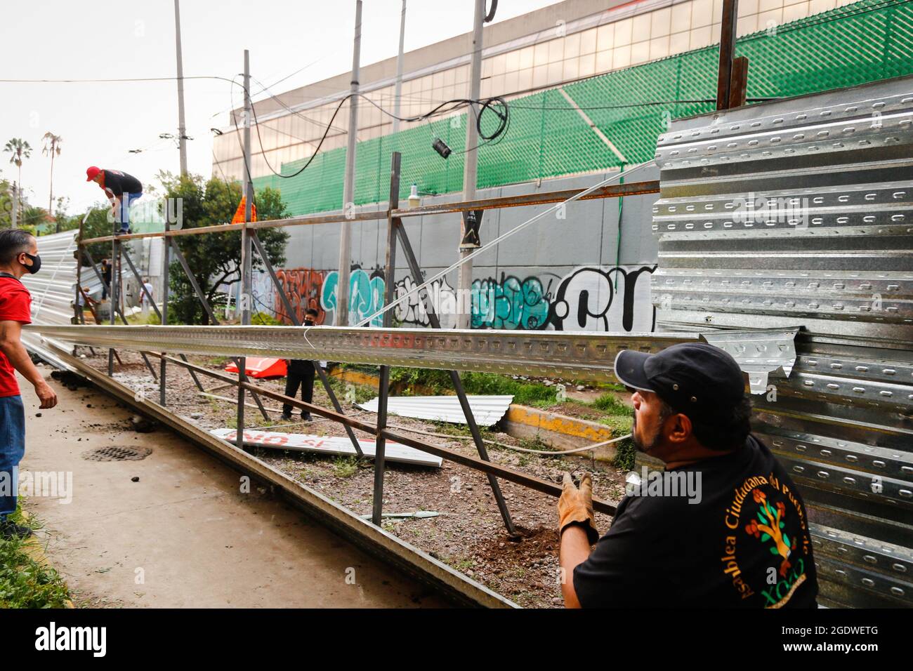 Les résidents tirent un mur tapisal pendant la démonstration. Les habitants de la ville autochtone de Xoco, avec l'aide de la communauté Otomi dans Resistance and Rebellion, ont procédé à l'enlèvement des murs tapisseries dans la rue Real de Mayorazgo pour protester contre sa privatisation et l'abus de la compagnie Mitikah contre la communauté. Banque D'Images