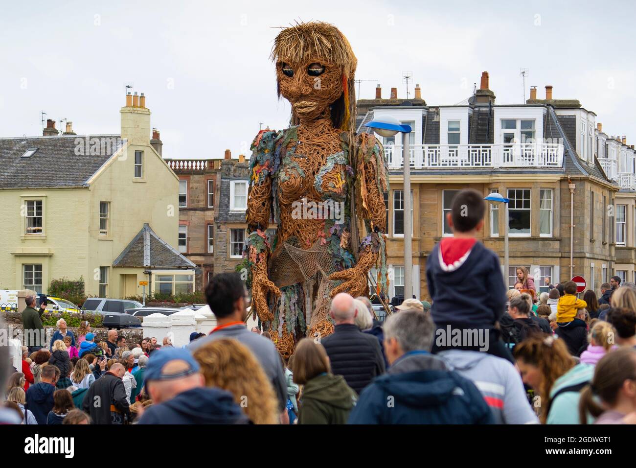 North Berwick, Écosse, Royaume-Uni. 15 août 2021. Giant Giant Puppet Storm marche le long du front de mer de North Berwick dans le cadre du festival Fringe by the Sea de la ville. Storm est un événement théâtral en plein air qui marque l'année écossaise des côtes et des eaux 20/21. Crédit : Iain Masterton/Alay Live News Banque D'Images