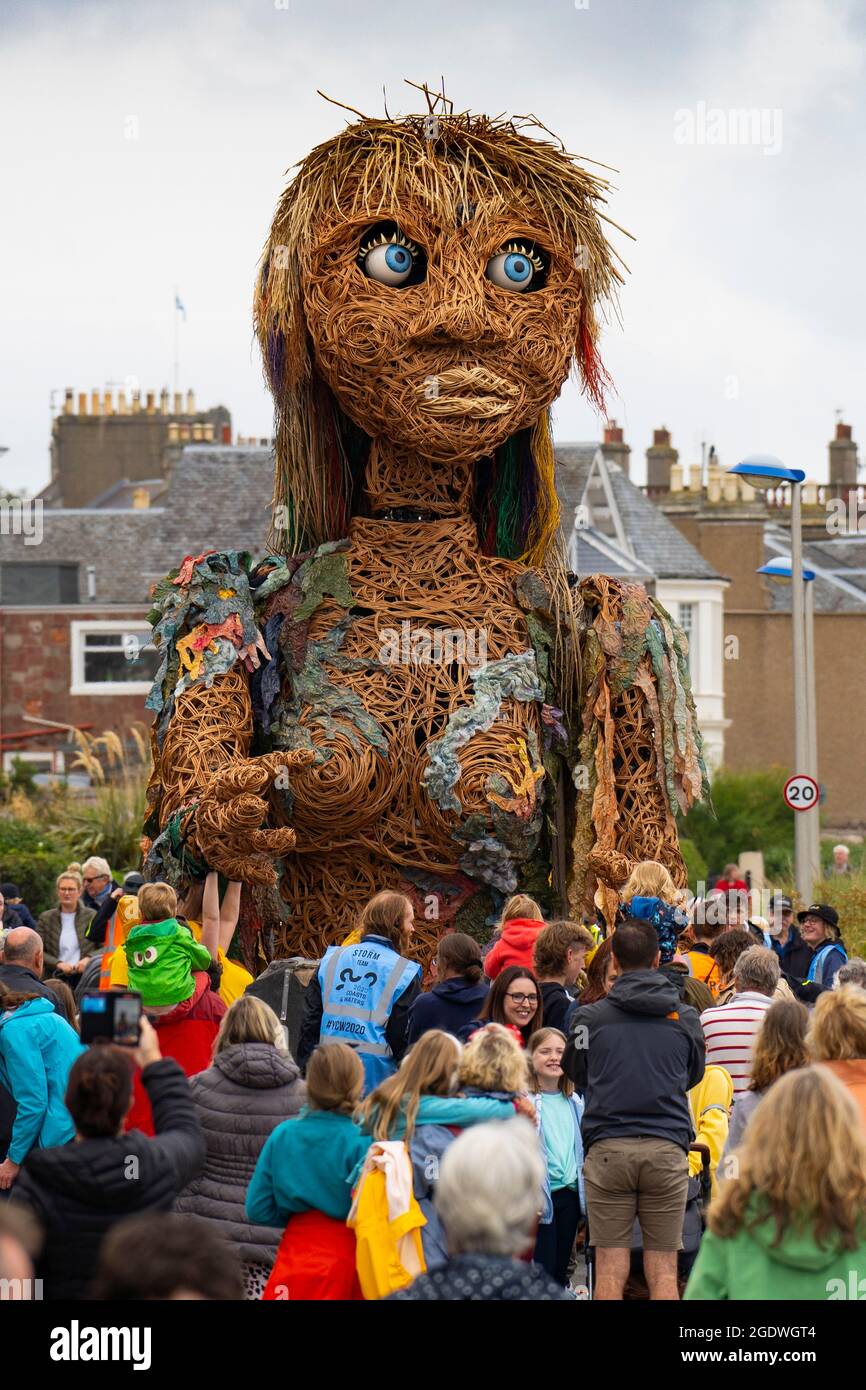 North Berwick, Écosse, Royaume-Uni. 15 août 2021. Giant Giant Puppet Storm marche le long du front de mer de North Berwick dans le cadre du festival Fringe by the Sea de la ville. Storm est un événement théâtral en plein air qui marque l'année écossaise des côtes et des eaux 20/21. Crédit : Iain Masterton/Alay Live News Banque D'Images