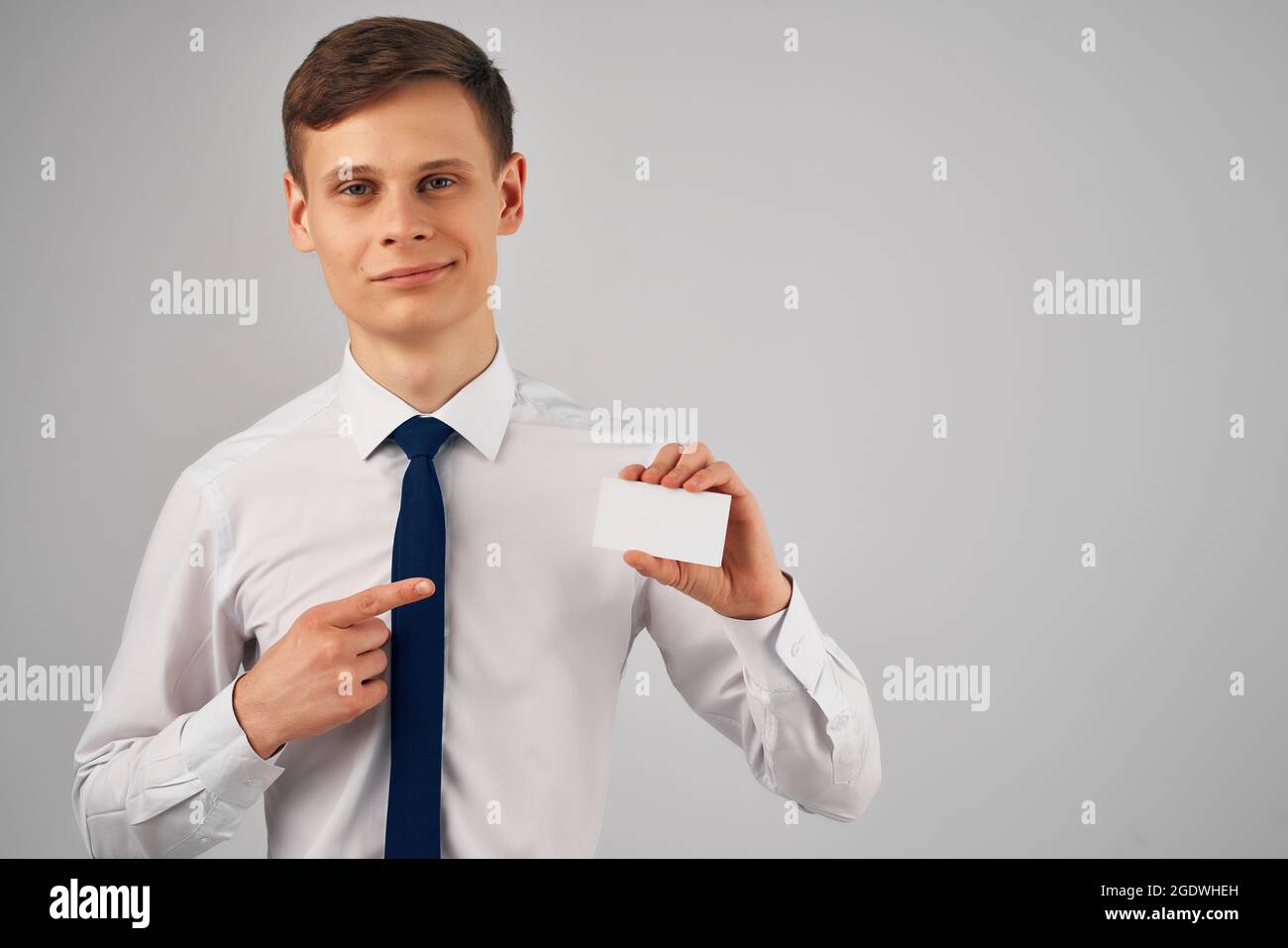 homme en chemise blanche avec cravate carte de visite espace de copie  publicité Photo Stock - Alamy