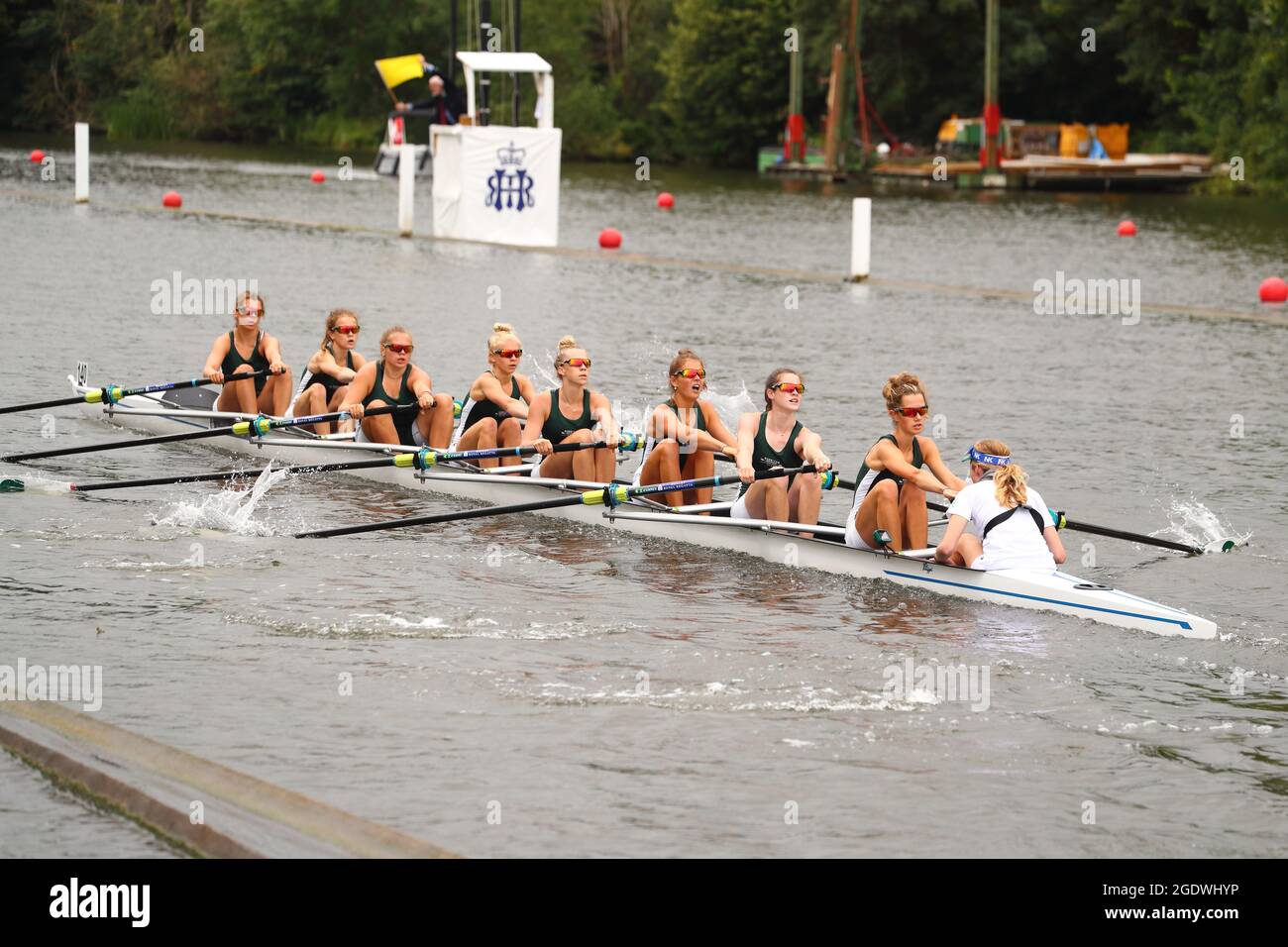 Le lycée de Surbiton Dames huit pendant la régate royale de Henley 2021 le troisième jour de la compétition Banque D'Images