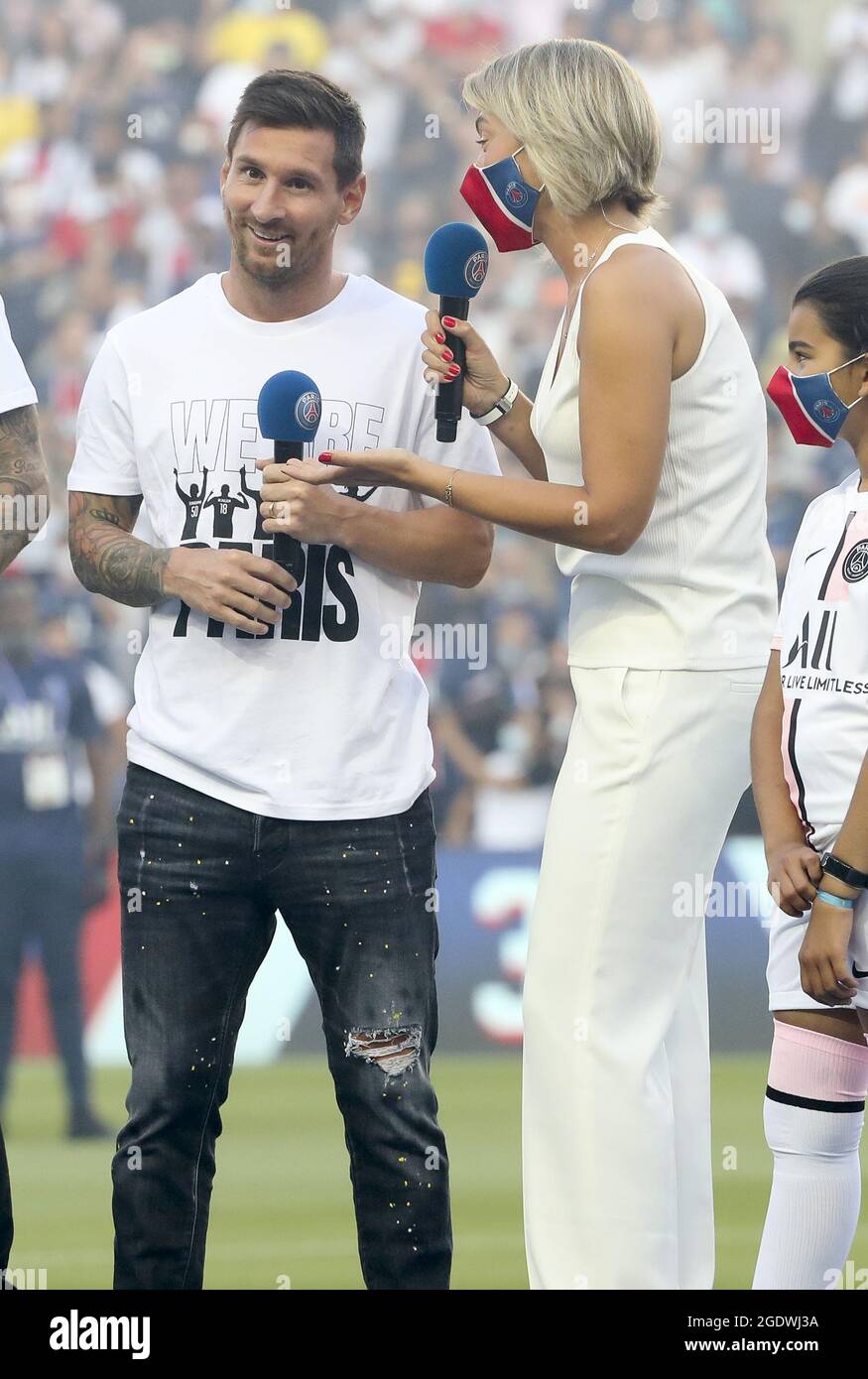 Lionel Messi, présentatrice Anne-Laure Bonnet lors de la présentation des  nouvelles recrues du PSG en vue du championnat de France Ligue 1 match de  football entre Paris Saint-Germain et RC Strasbourg le