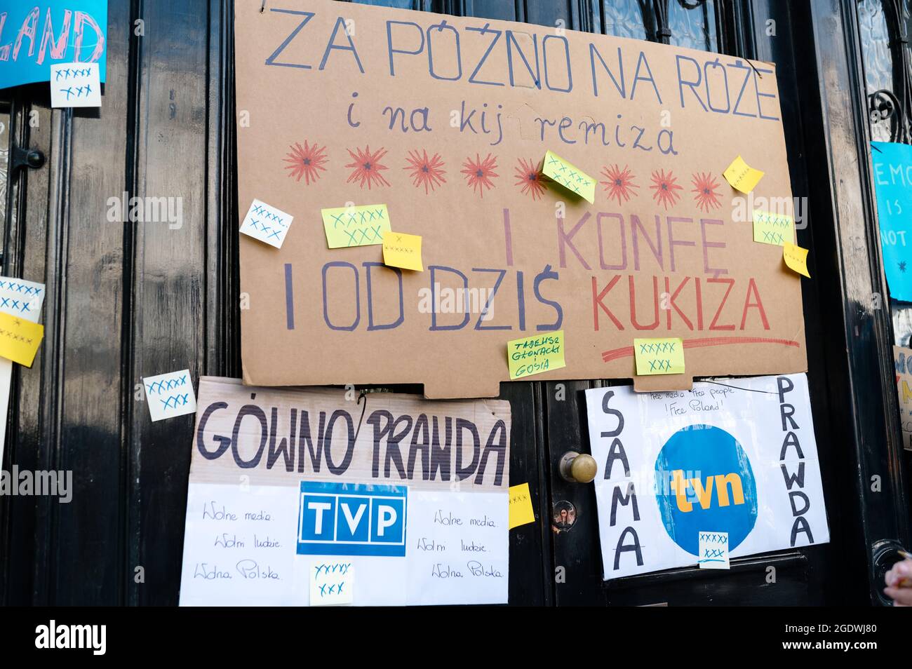 Londres, Royaume-Uni. 14 août 2021. Les partisans polonais se réunissent à l'extérieur de l'ambassade de Pologne contre un nouveau projet de loi visant à réduire au silence les chaînes de télévision indépendantes Banque D'Images