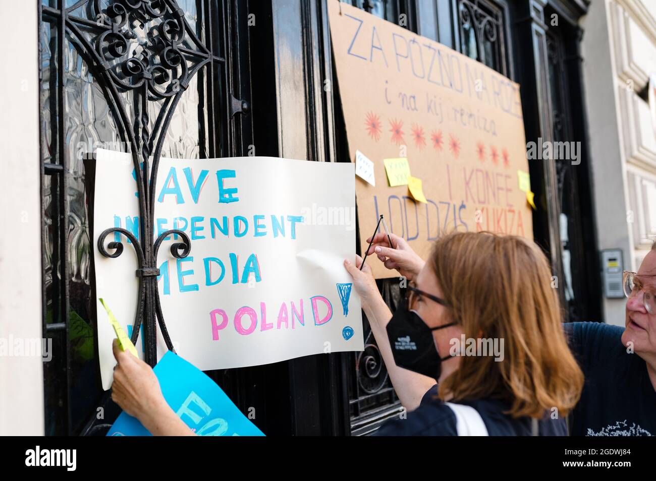 Londres, Royaume-Uni. 14 août 2021. Les partisans polonais se réunissent à l'extérieur de l'ambassade de Pologne contre un nouveau projet de loi visant à réduire au silence les chaînes de télévision indépendantes Banque D'Images