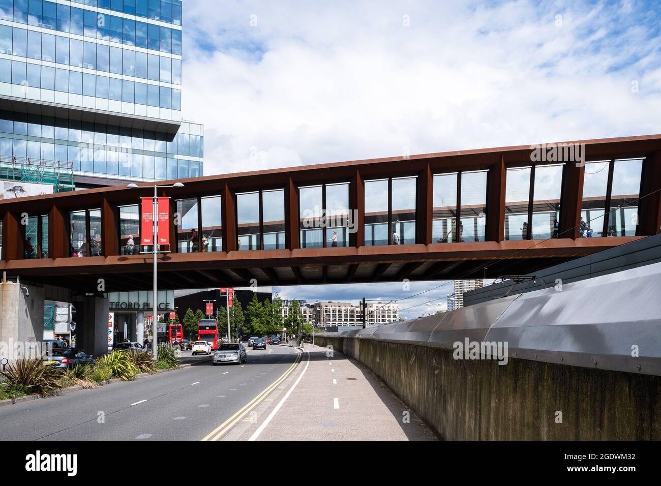 Passerelle piétonne vers le centre commercial Westfield Stratford City, Stratford, Newham London, Royaume-Uni Banque D'Images