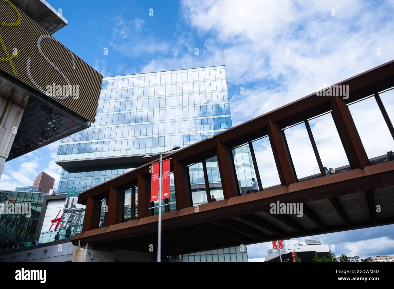 Passerelle piétonne vers le centre commercial Westfield Stratford City, Stratford, Newham London, Royaume-Uni Banque D'Images