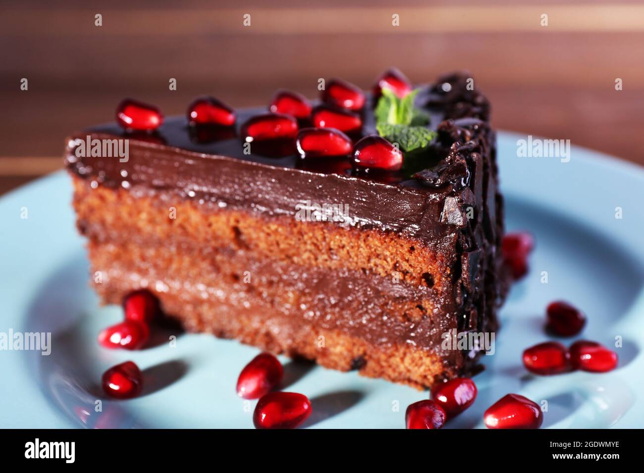 Delicieux Gateau Au Chocolat Decore De Graines De Grenade Sur La Plaque Sur La Table Photo Stock Alamy Delicieux Gateau Au Chocolat Decore De Graines De Grenade Sur La Plaque Sur La Table Photo Stock Alamy