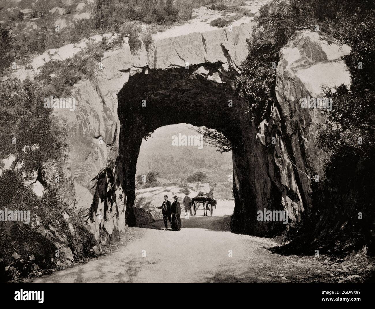 Vue de la fin du XIXe siècle sur les touristes arrivant par poney et piégés dans le tunnel sur la route Kennmnare à Killarney dans le parc national Killarney dans le comté de Kerry, en Irlande Banque D'Images