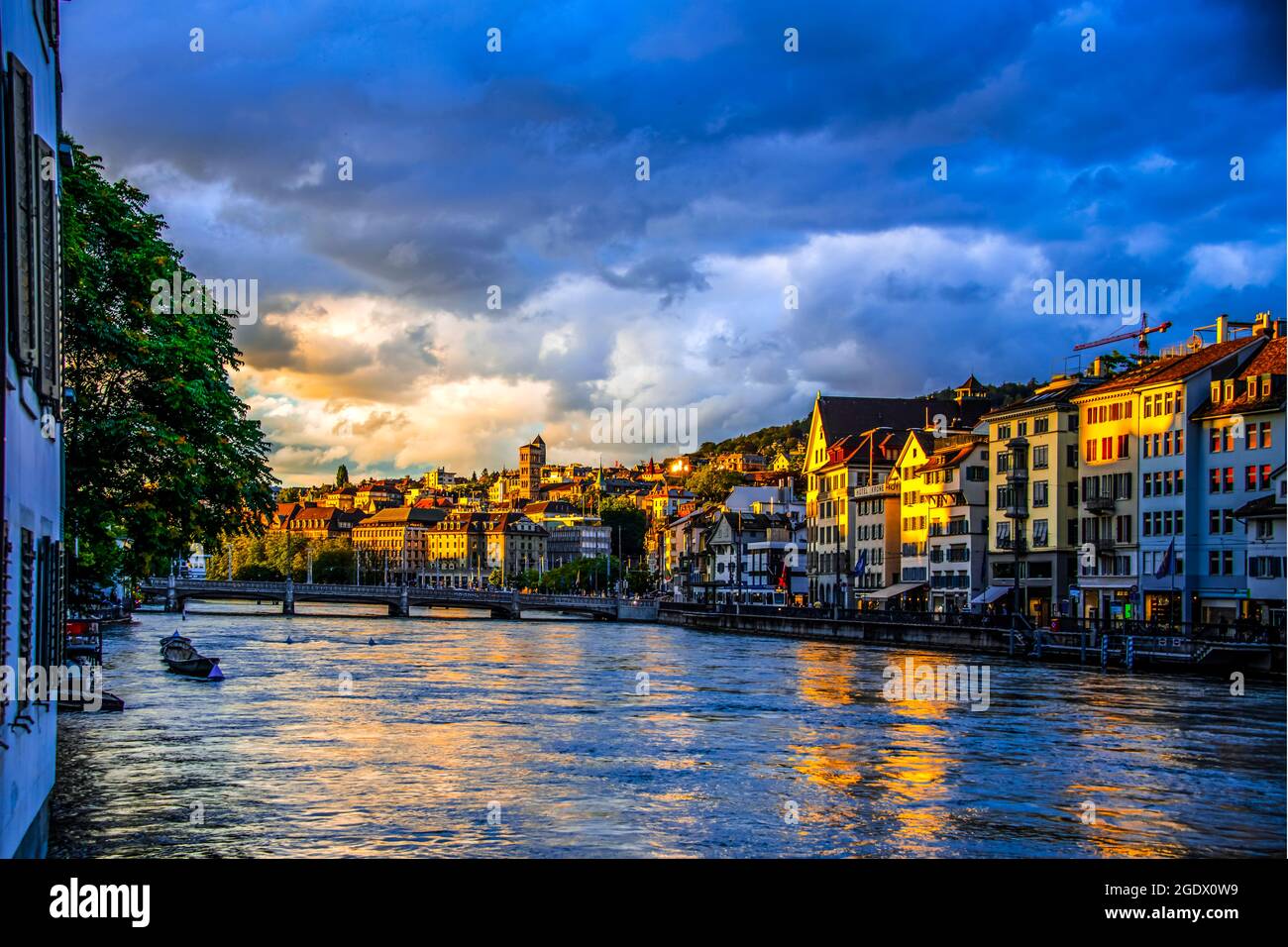 Magnifique ciel nuageux au-dessus de la rivière Limmet dans le centre-ville de Zurich Banque D'Images