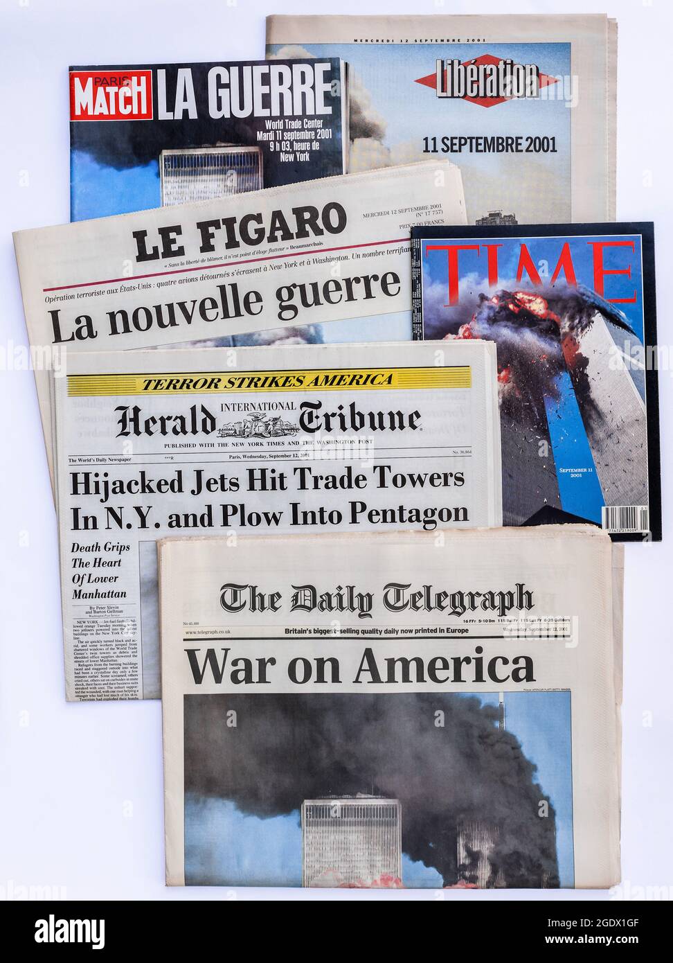 La presse mondiale fait état de l'attaque terroriste de 9/11 contre le World Trade Center, New York, USA, le 11 septembre 2001. Banque D'Images