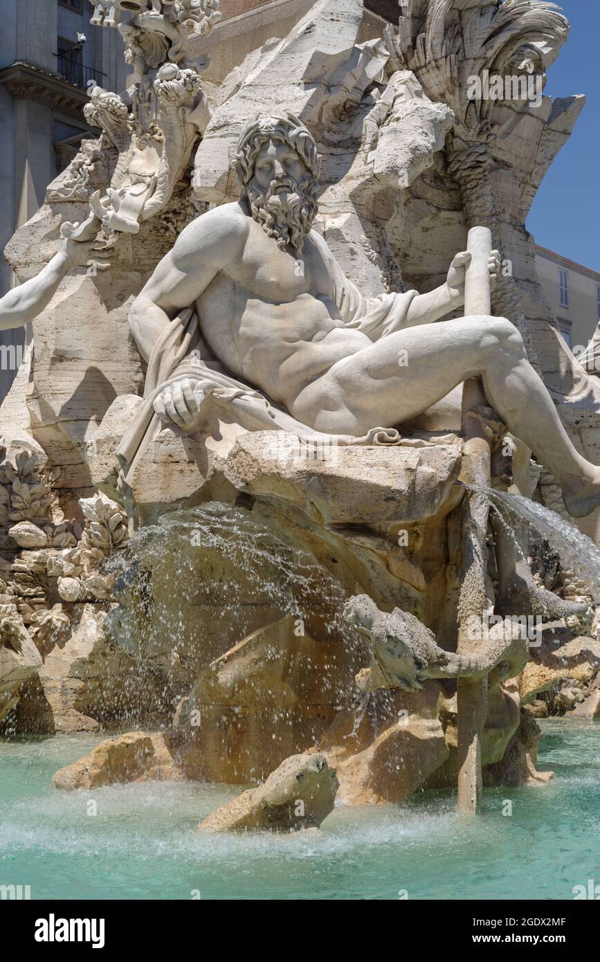 Fontana del Quatro Fiumi (Fontaine des quatre fleuves) sur la Piazza Navona, l'une des sculptures les plus célèbres et les plus belles de Rome Banque D'Images