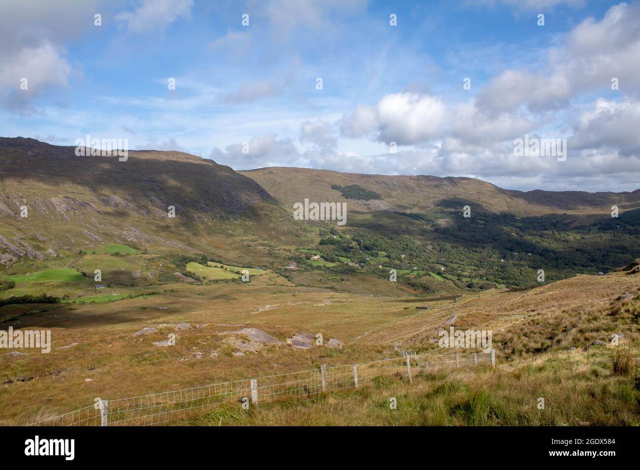 Randonnée dans les collines sauvages de la campagne irlandaise par un après-midi calme et agréable Banque D'Images