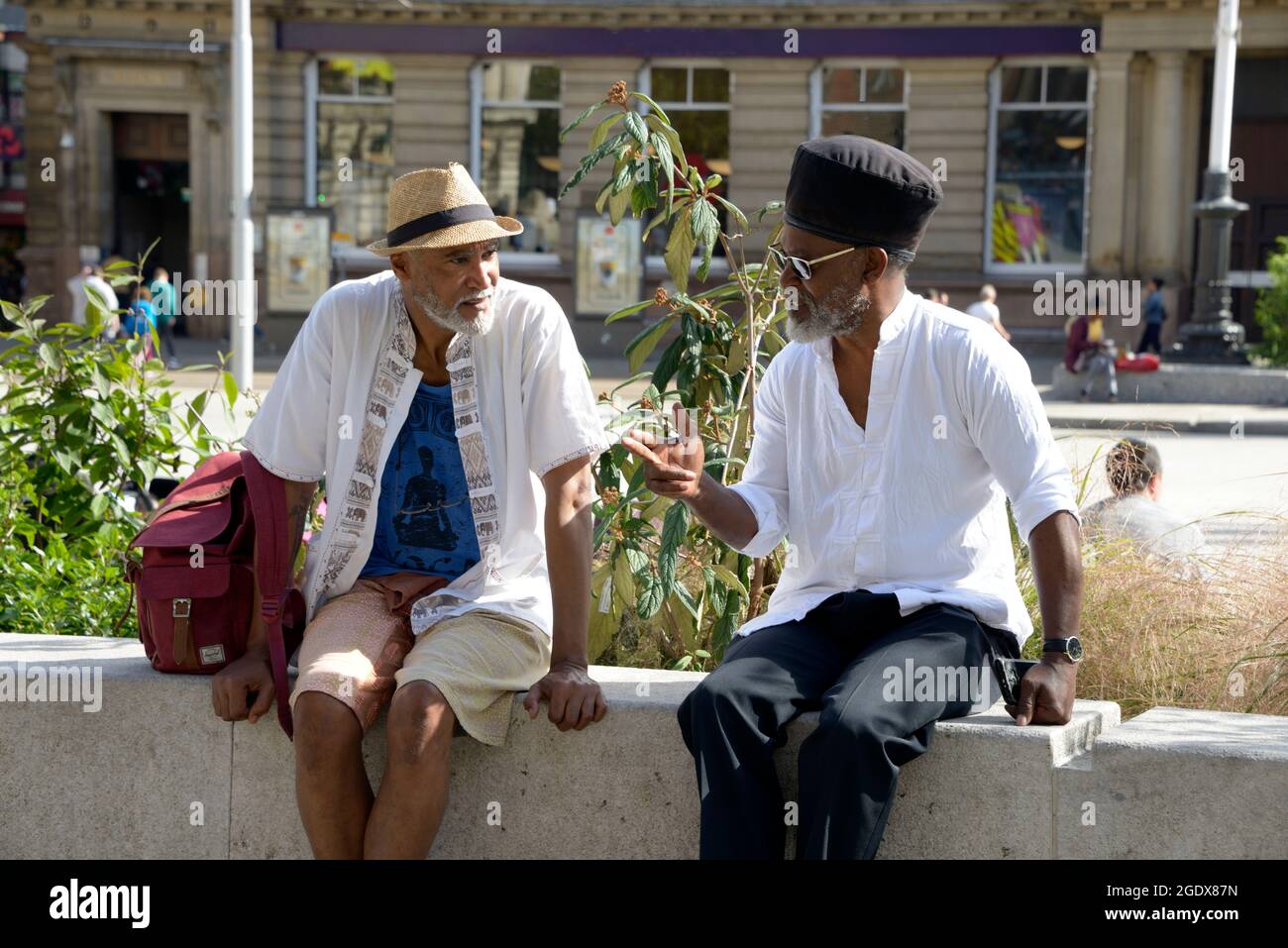 Deux hommes intéressants, en conversation, à Market Square, Nottingham. Banque D'Images