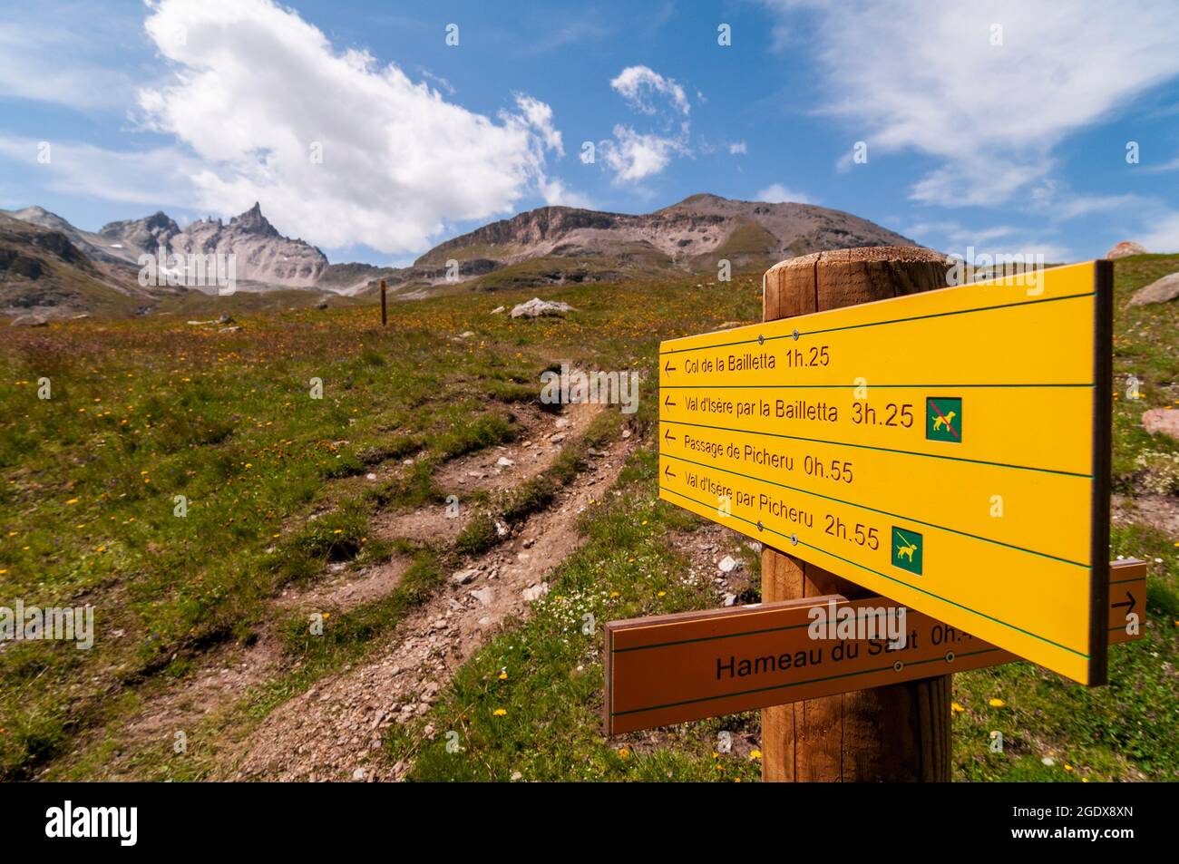 Panneau indiquant les itinéraires et les destinations à la Réserve de la Grande Sassière, Parc national de la Vanoise, France Banque D'Images