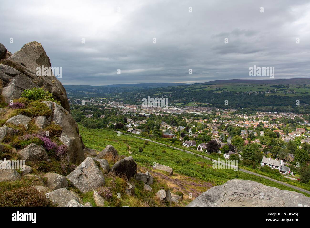 Ilkley, ville thermale du Yorkshire victorien, depuis les rochers de Cow et Calf, lors d'une journée d'été découverte, Ilkley Moor, West Yorkshire, Royaume-Uni Banque D'Images