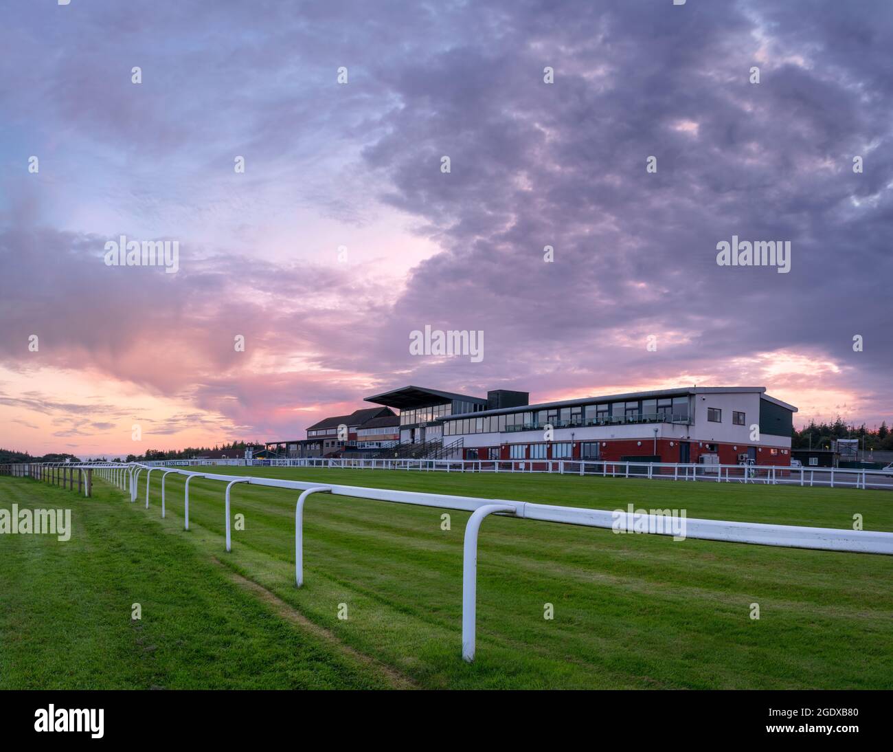 Exeter Racecourse, Devon, Angleterre. Samedi 14 août 2021. Après une journée de soleil d'été à Devon, le célèbre champ de courses de chasse national à exe Banque D'Images