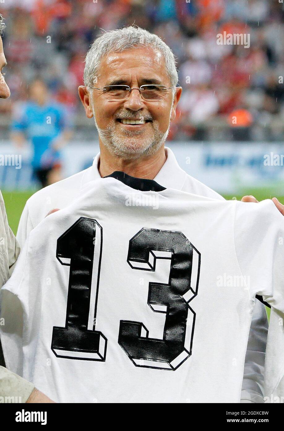 Firo football, football, match amical 22.05.2012, jeu de réparation, football - équipe nationale des pays-Bas FC Bayern Muenchen, Muenchen, FCB - pays-Bas, Hollande, 3: 2, Demi-figure, Gesture, Gerd Mueller, Mueller, 38 ans après le triomphe de la coupe du monde à partir de 1974, le maillot final de Gerd Müller, avec lequel l'ancien 'bombardier de la nation' a marqué le vainqueur de 2-1 contre les pays-Bas dans la 43ème minute, revient après l'Allemagne. Mller va prendre l'exposition exceptionnelle du directeur du musée néerlandais du football Paul Martens Entversus aujourd'hui dans le cadre du jeu amical entre le FC Bayer Banque D'Images