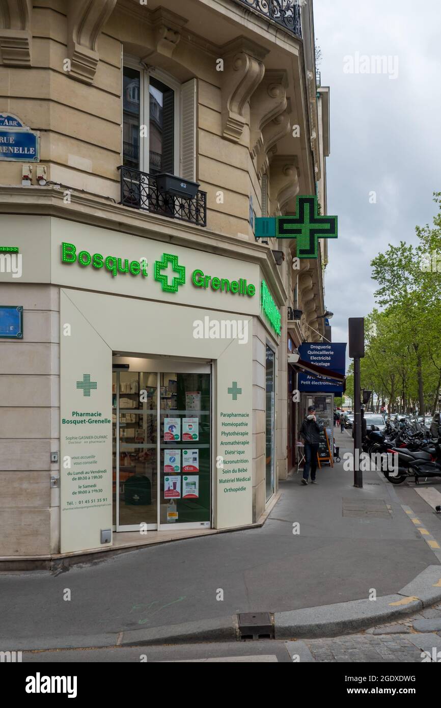 PA, FRANCE - 22 juillet 2021 : vue sur le magasin avec le bâtiment de la pharmacie Bosquet Grenelle dans les rues de Paris, France Banque D'Images