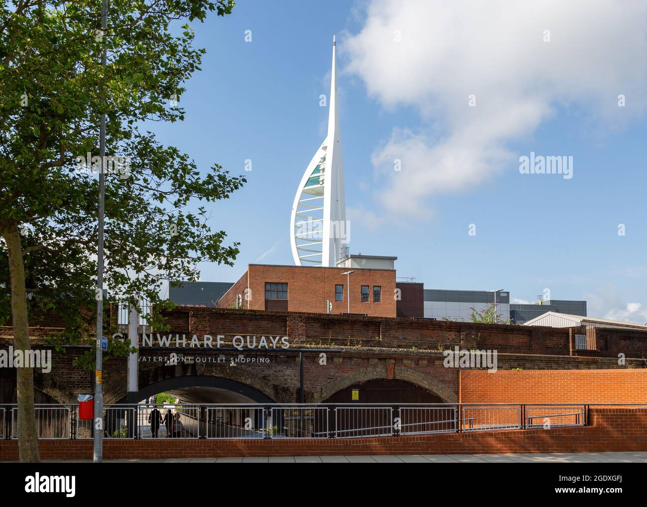 08-12-2021 Portsmouth, Hampshire, UK l'entrée de Gunwharf Quays à Portsmouth avec la tour Spinnaker en arrière-plan Banque D'Images