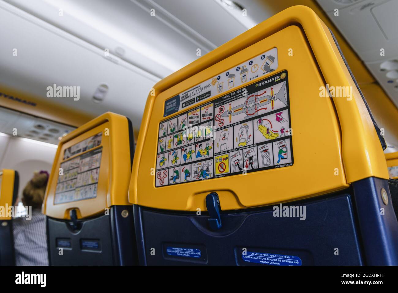 Informations de sécurité dans Boeing 737-800 de Ryanair Irish OW-cost Carrier Banque D'Images